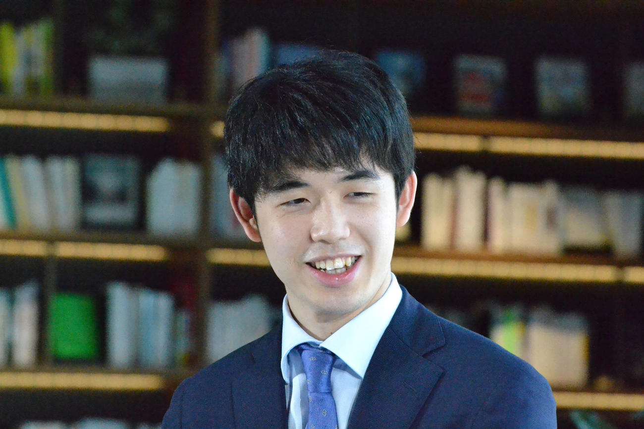「第8期叡王戦記念イベント」として将棋AI「Ponanza」の開発者で自動運転の開発を行う「Turing」山本一成CEO（右）との対談を行った藤井聡太叡王