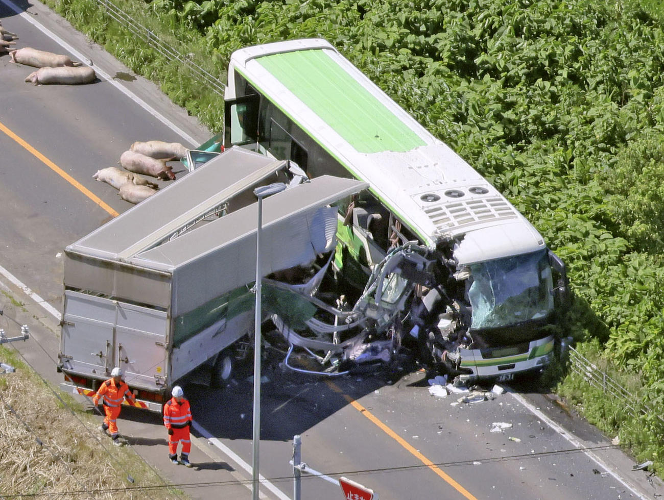 北海道八雲町で起きた衝突事故で大破したトラックとバス（共同）