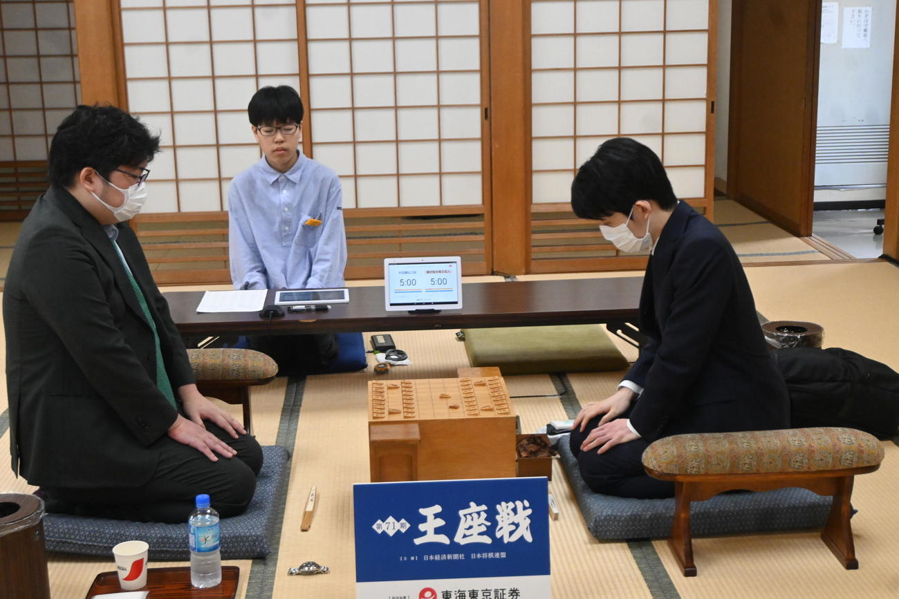第71期王座戦挑戦者決定トーナメント2回戦に臨んだ藤井聡太竜王（右）、村田顕弘六段（撮影・松浦隆司）