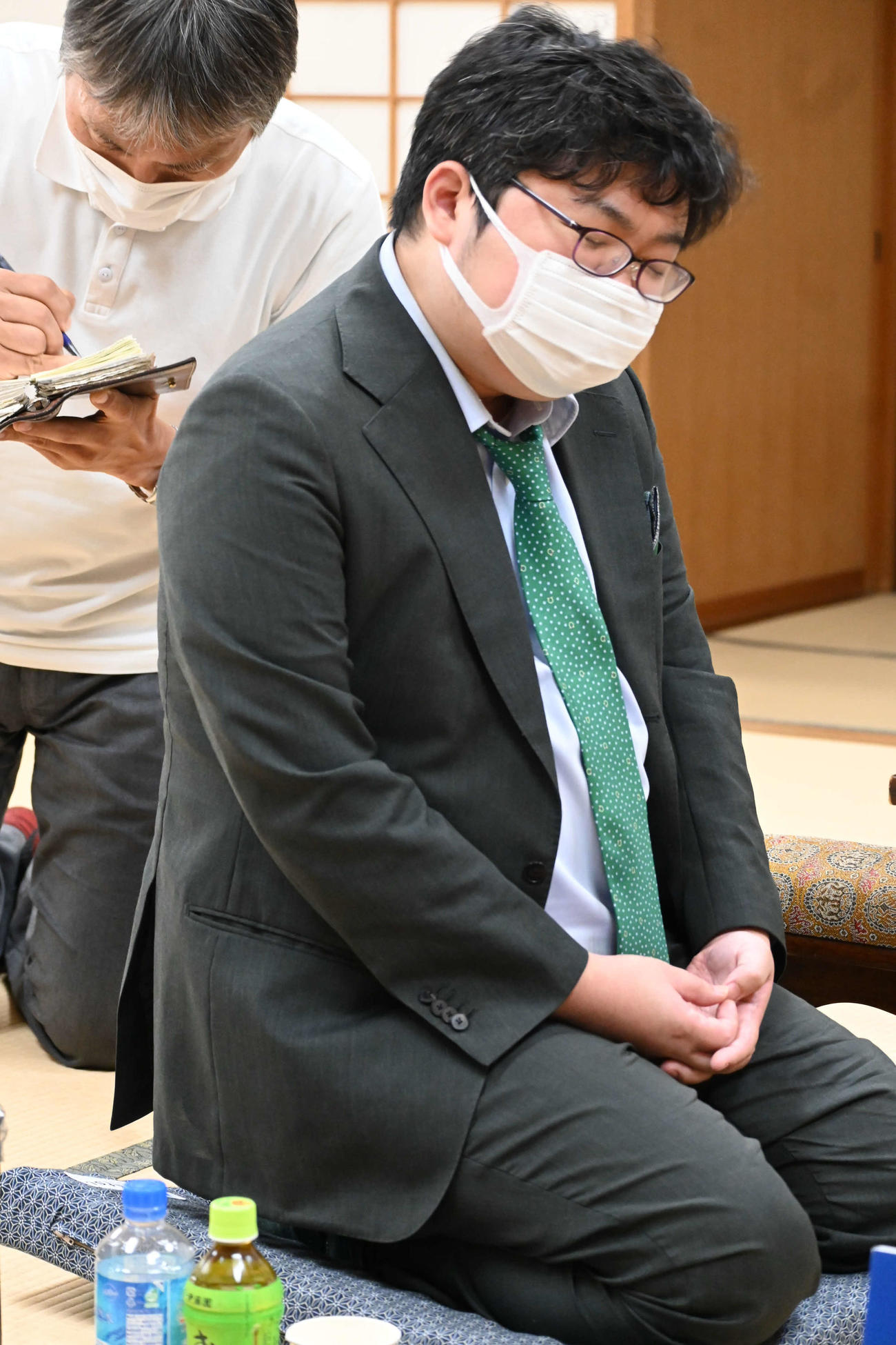 インタビューに応える村田顕弘六段（撮影・松浦隆司）