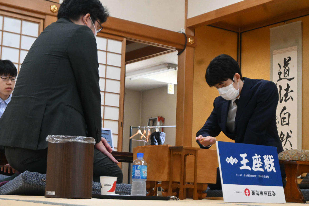 第71期王座戦挑戦者決定戦2回戦に臨む藤井聡太竜王（右）と村田顕弘六段（撮影・松浦隆司）