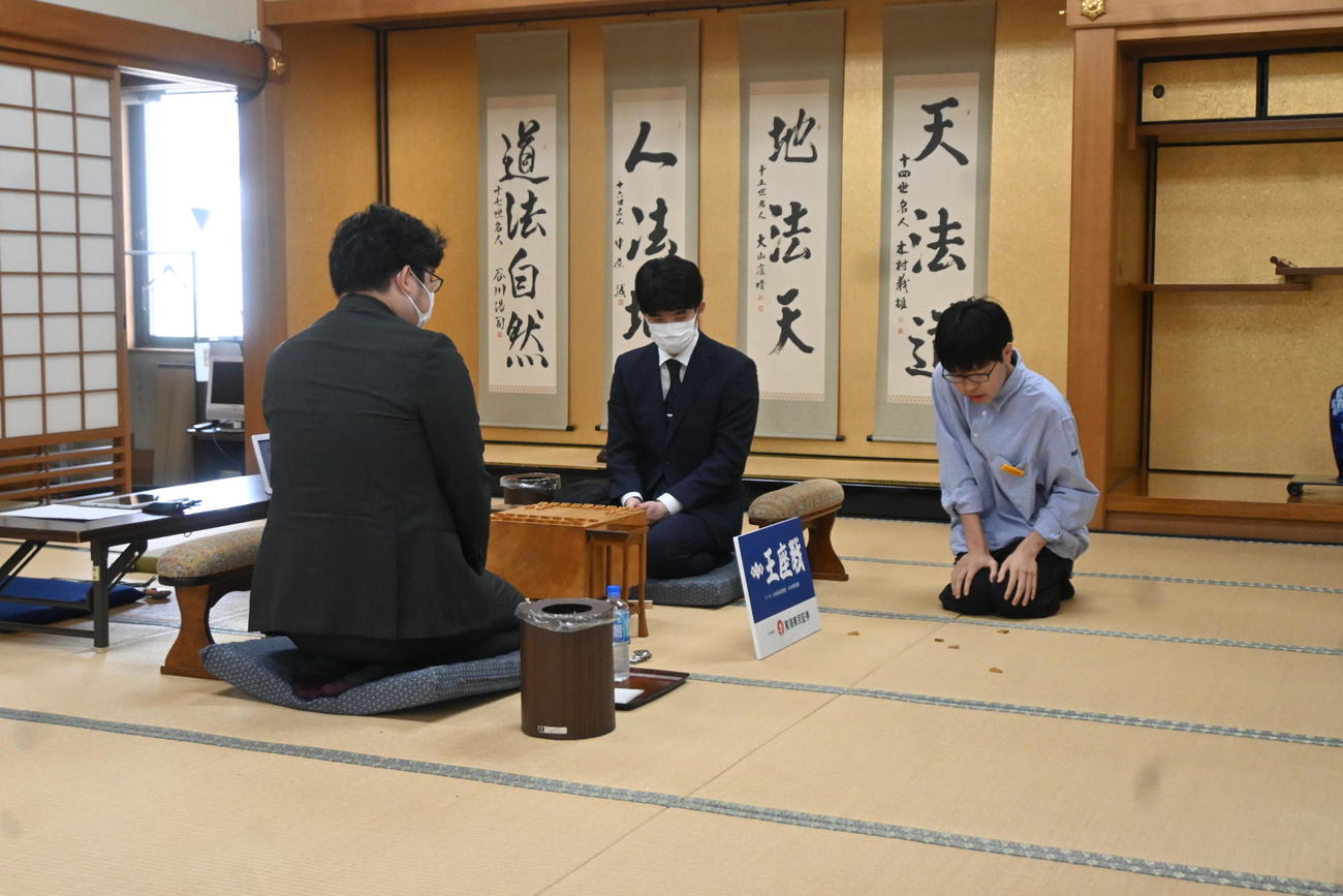 先手後手を決める振り駒得の結果を見つめる藤井聡太竜王（奥）、村田顕弘六段（手前）（撮影・松浦隆司