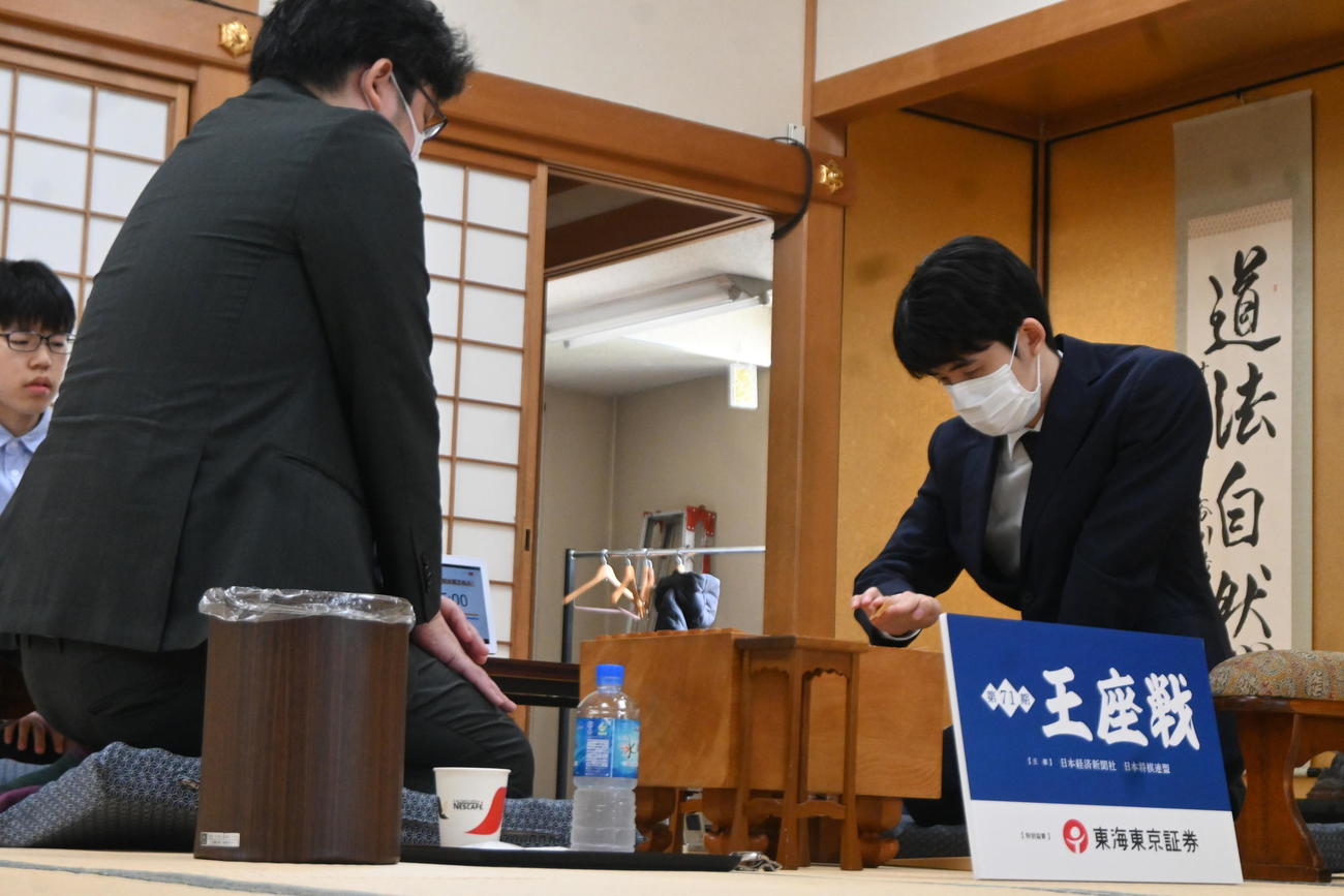 第71期王座戦挑戦者決定戦2回戦に臨んだ藤井聡太竜王（右）、村田顕弘六段（撮影・松浦隆司