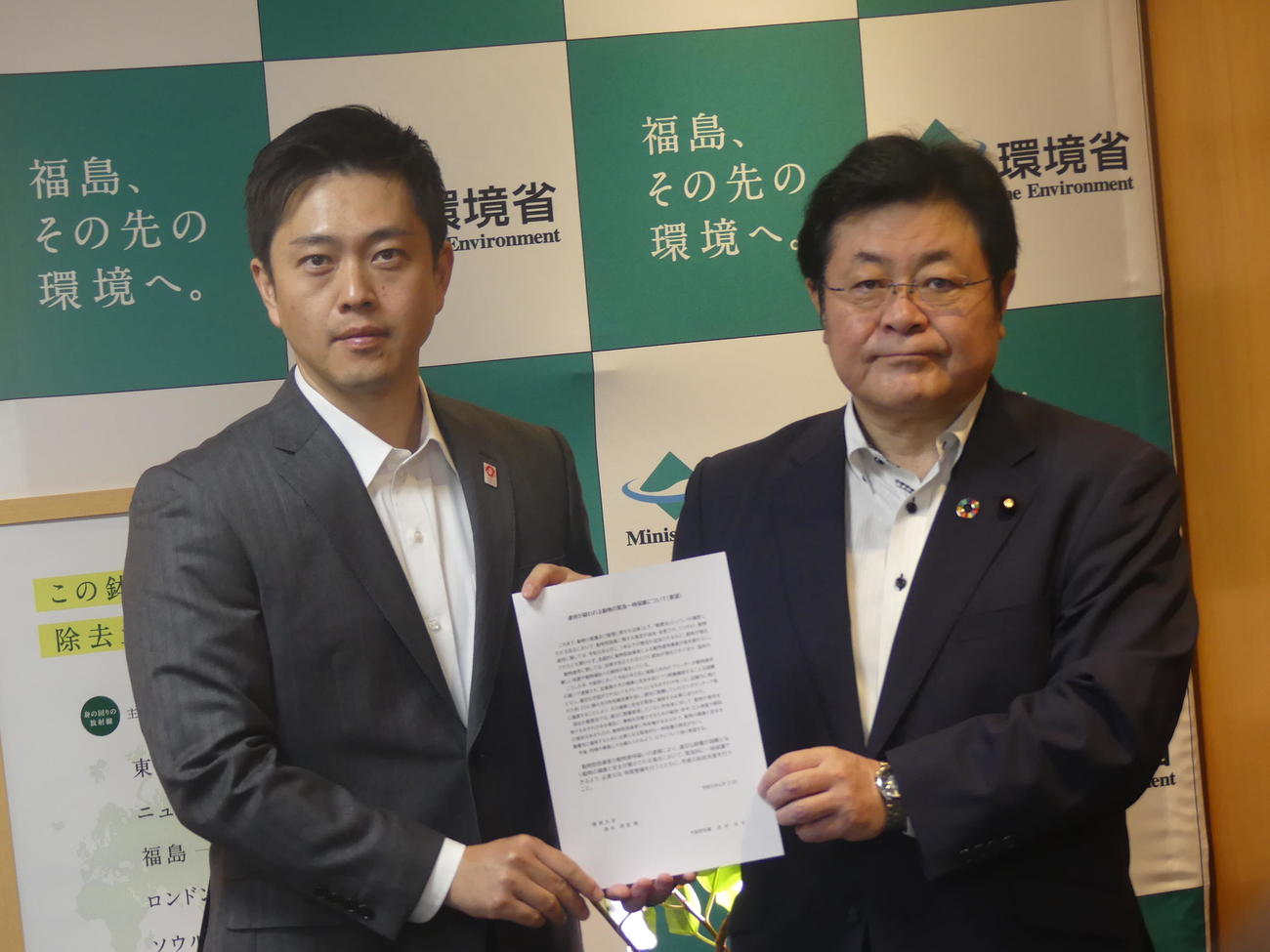 西村明宏環境相（右）に要望書を手渡す大阪府の吉村洋文知事（撮影・中山知子）