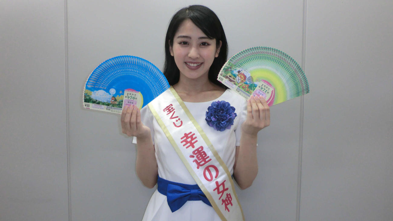 「サマージャンボ宝くじ」「サマージャンボミニ」のPRに訪れた「令和5年度　宝くじ『幸運の女神』」の久保田茉衣さん