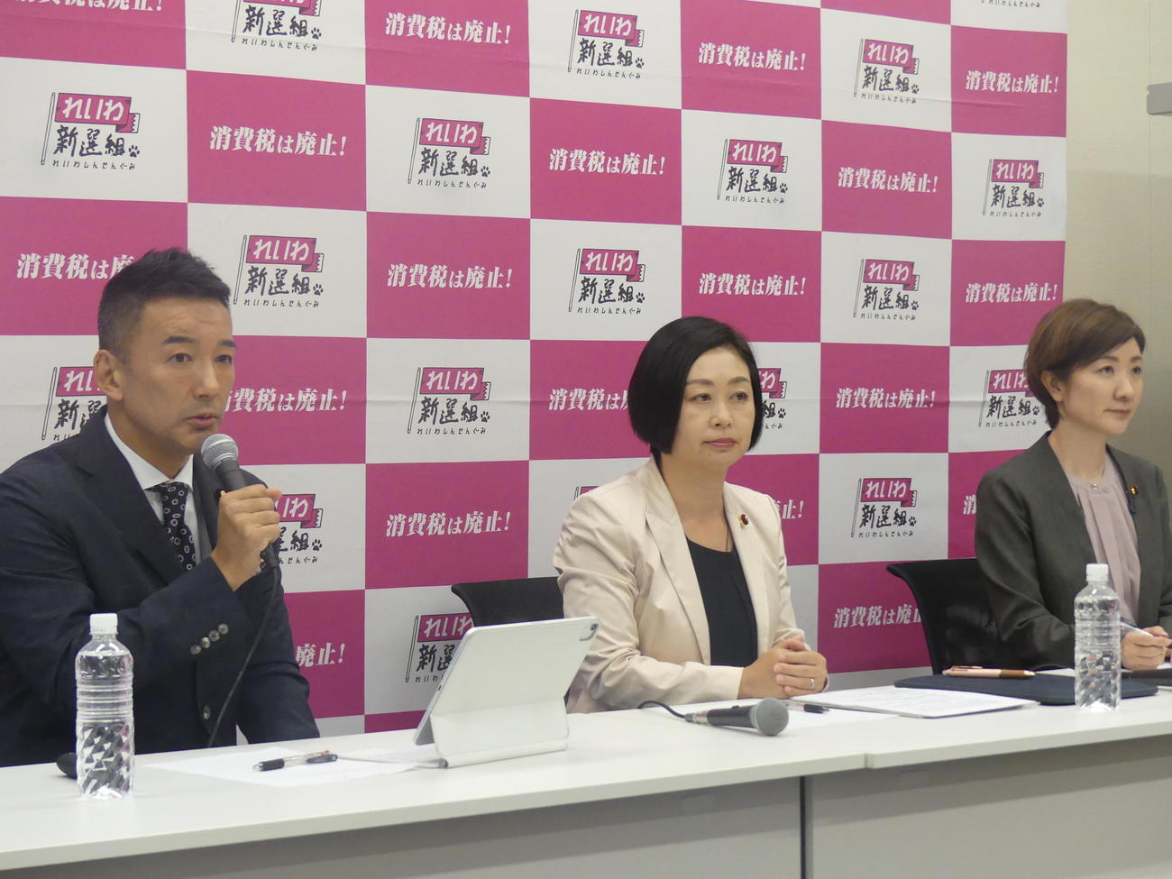 記者会見に臨むれいわ新選組の、左から山本太郎代表、櫛渕万里、大石晃子の両共同代表（撮影・中山知子）