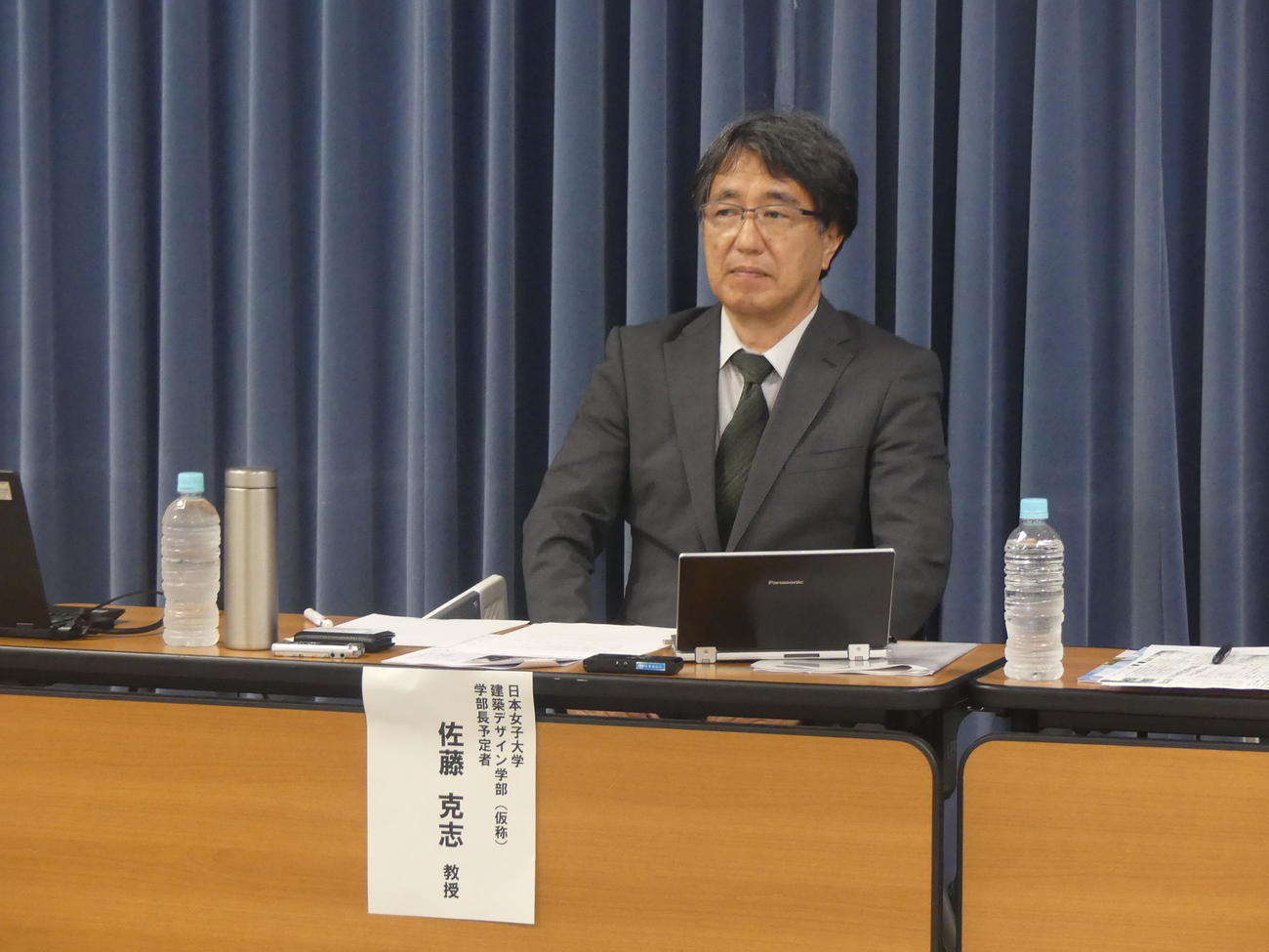 文科省で会見した、日本女子大建築デザイン学部の学部長に就任予定の佐藤克志教授（撮影・中山知子）