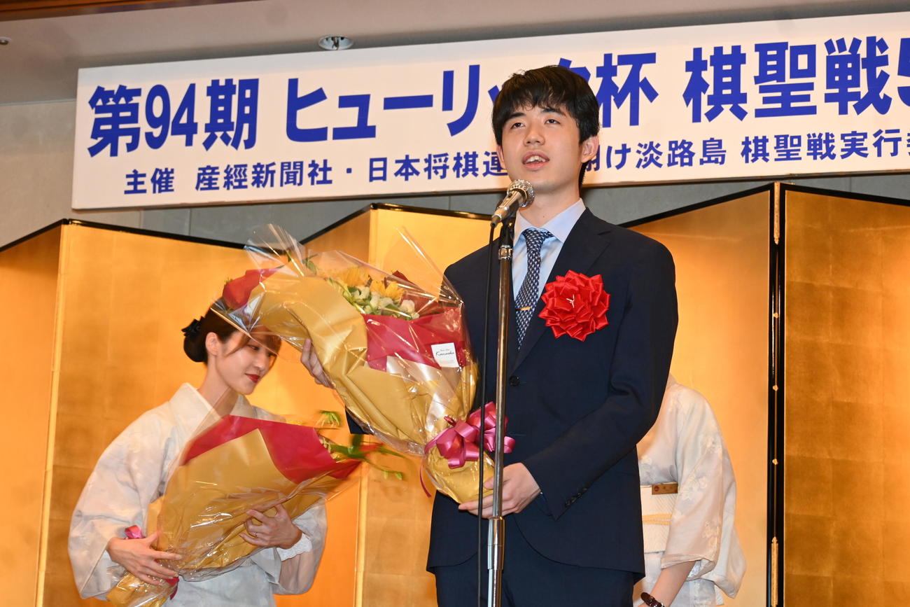 前夜祭で決意表明する藤井聡太棋聖（撮影・松浦隆司）