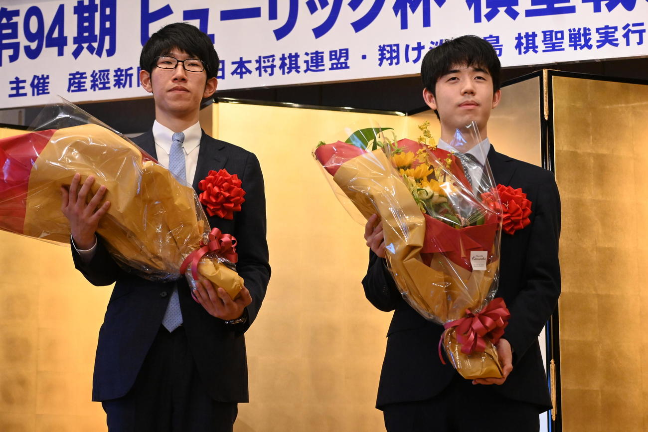 第94期ヒューリック杯棋聖戦5番勝負第2局の前夜祭に出席した藤井聡太棋聖（右）と佐々木大地七段（撮影・松浦隆司）