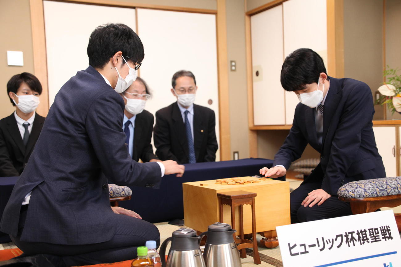 前日検分を行った藤井聡太棋聖（右）と佐々木大地七段（日本将棋連盟提供）