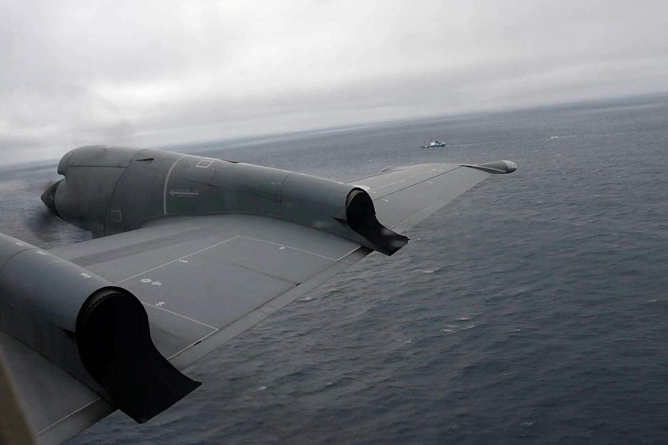 潜水艇の捜索するカナダ空軍の海上偵察機（ロイター）