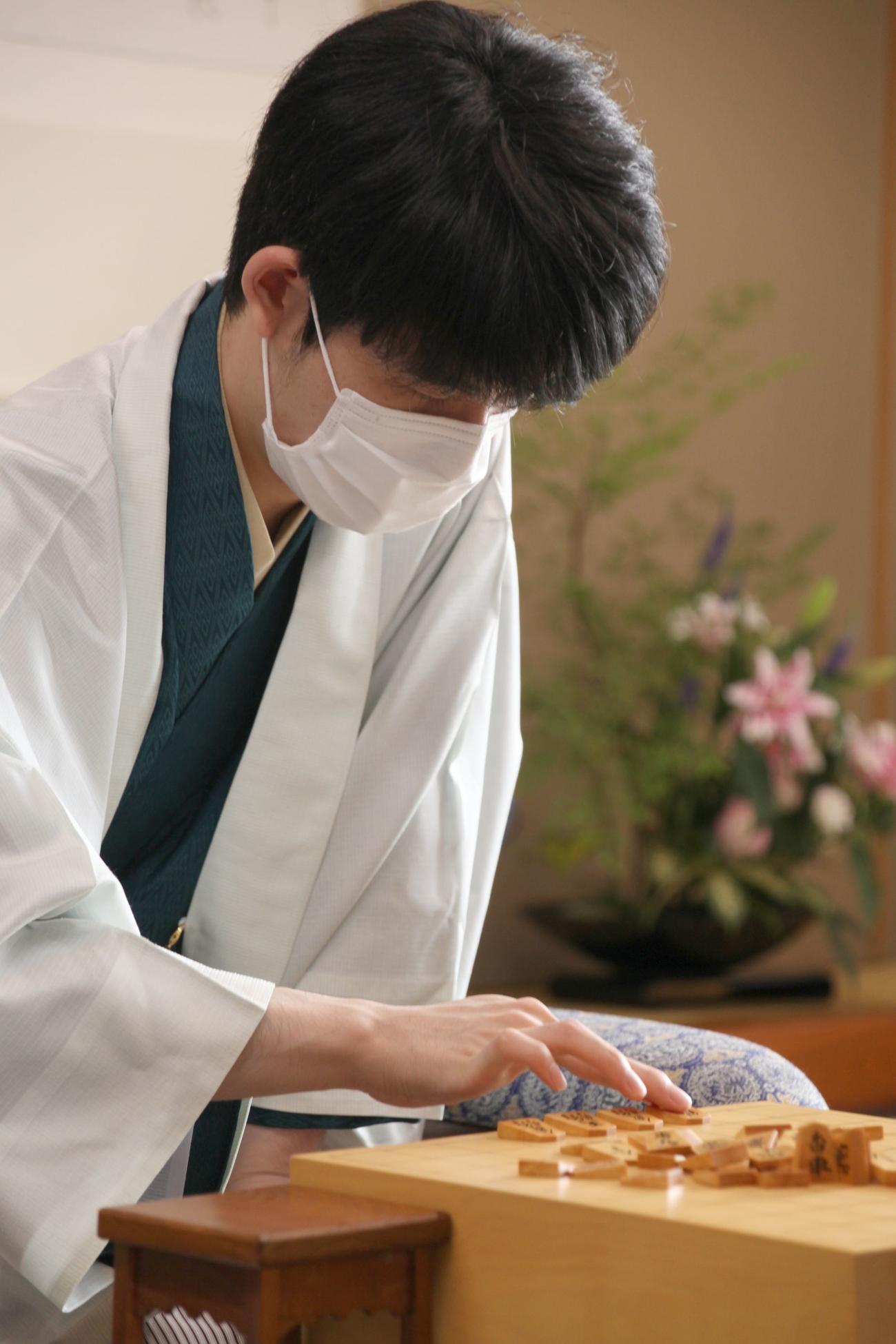 第94期ヒューリック杯棋聖戦5番勝負第2局に臨んだ藤井聡太棋聖（日本将棋連盟提供）