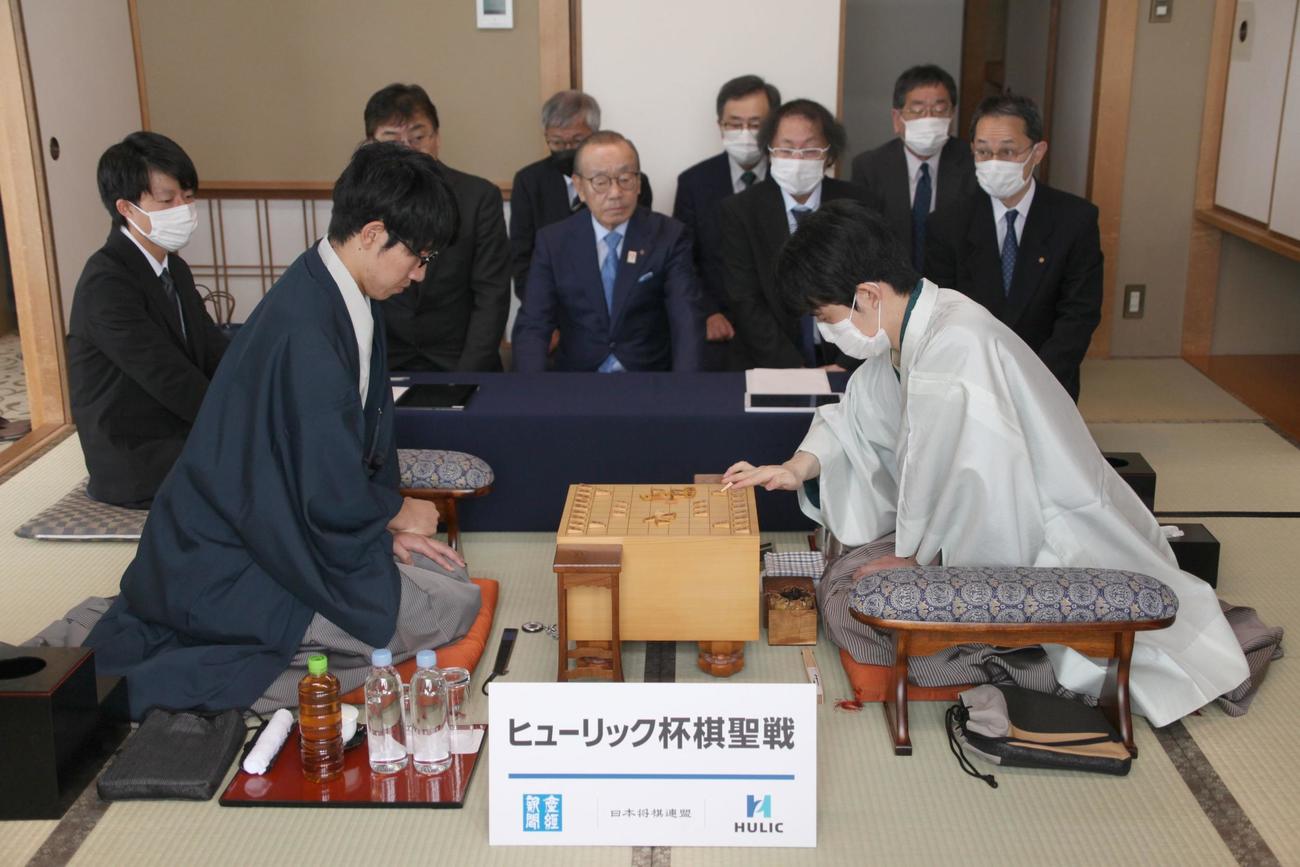 第94期ヒューリック杯棋聖戦5番勝負第2局に臨んだ藤井聡太棋聖（右）佐々木大地七段（日本将棋連盟提供）