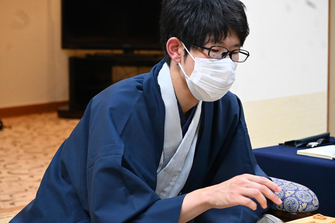 終局後、感想戦を行う佐々木大地七段（撮影・松浦隆司）