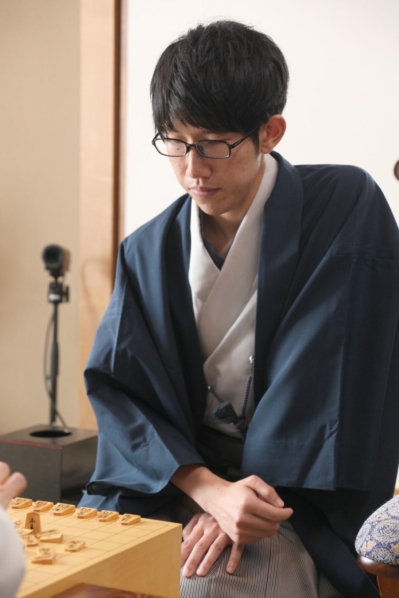 第94期ヒューリック杯棋聖戦5番勝負第2局に臨んだ佐々木大地七段（日本将棋連盟提供）