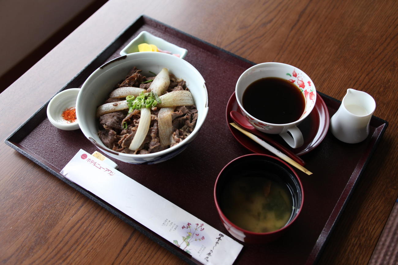 佐々木大地七段の昼食「淡路島牛丼」（日本将棋連盟提供）