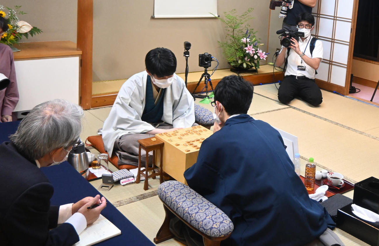 終局後、感想戦を行う藤井聡太棋聖（左）佐々木大地七段（撮影・松浦隆司）