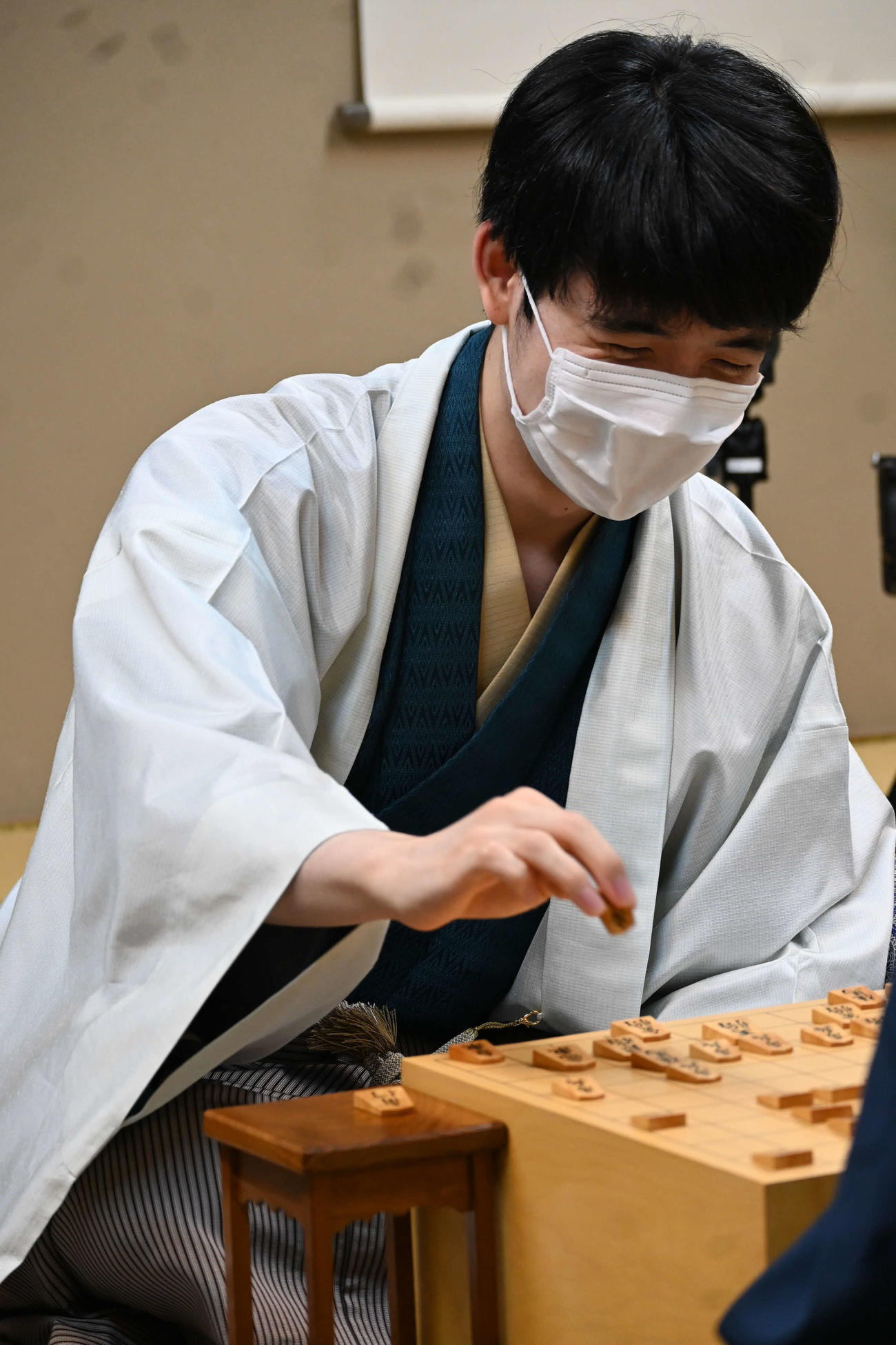 終局後、感想戦を行う藤井聡太棋聖（撮影・松浦隆司）