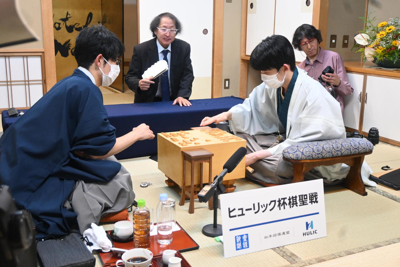 終局後、感想戦を行う藤井聡太棋聖（右）と佐々木大地七段（撮影・松浦隆司）