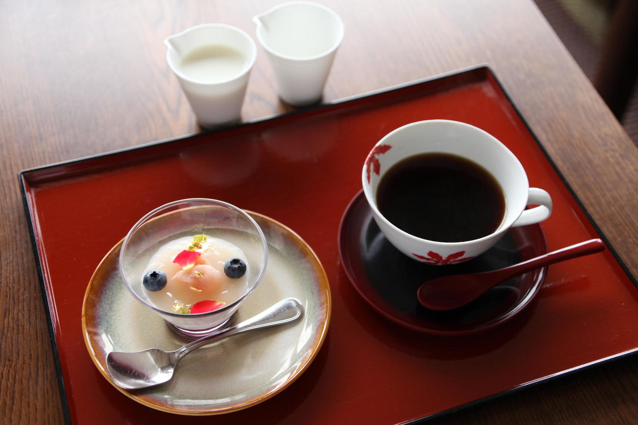 佐々木大地七段の午前のおやつ「淡路島ブルーベリーコンポート＆ライチのムース」（日本将棋連盟提供）