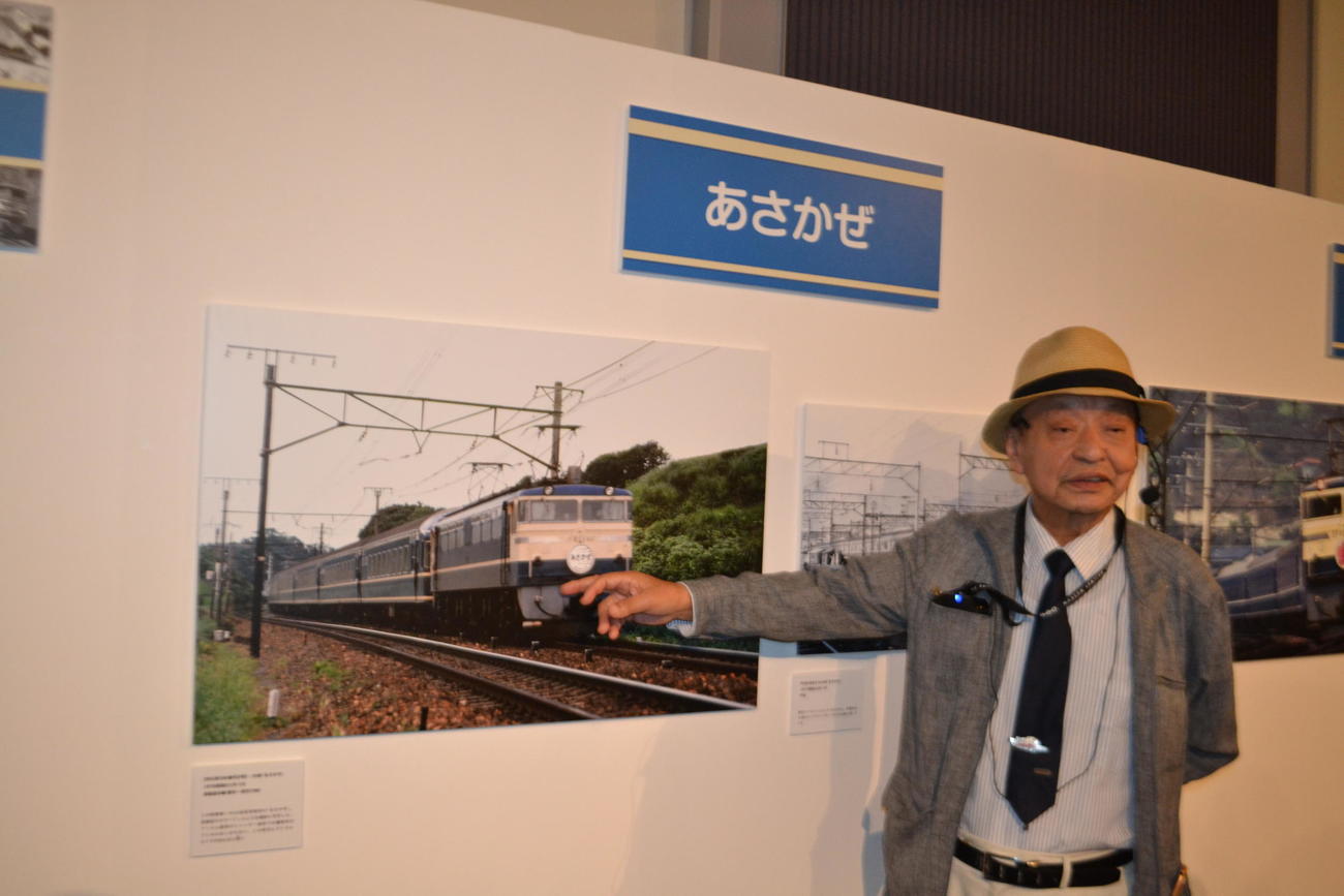 内覧会でブルートレインへの思いを語る南正時氏
