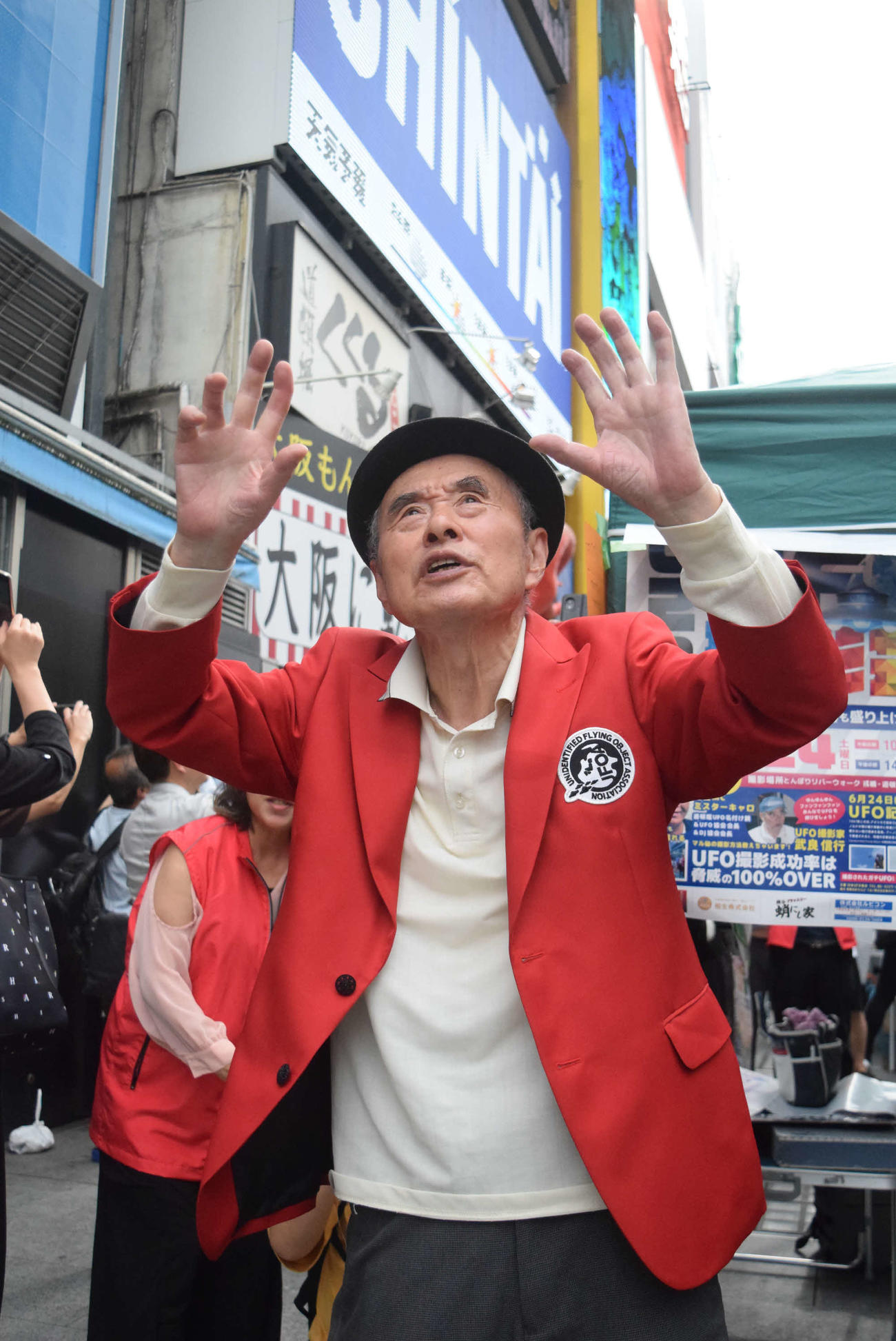「ゆんゆんゆん　ふぁんふぁんふぁん」UFOを呼ぶ武良信行氏（撮影・阪口孝志）