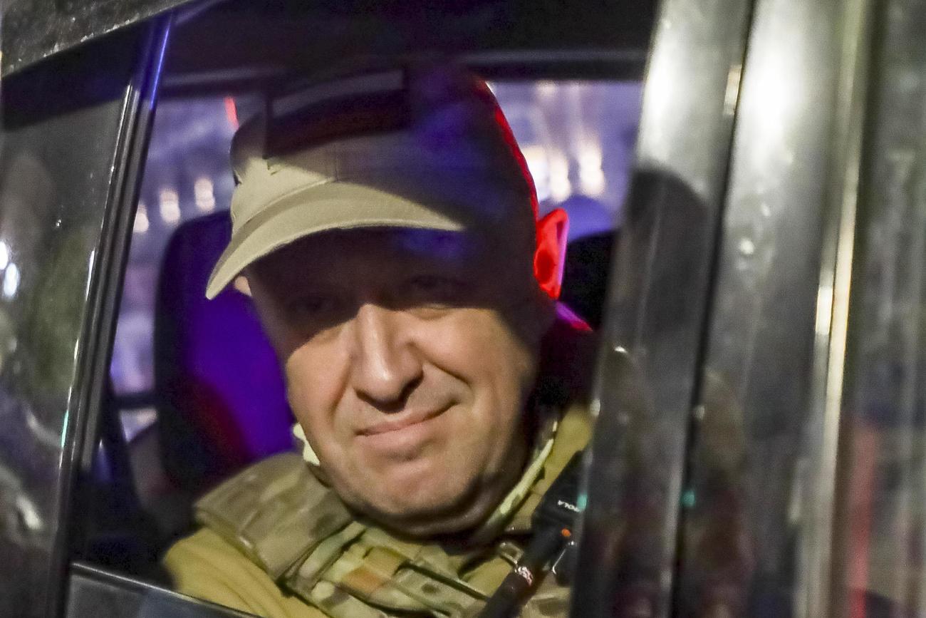 ロシア南部ロストフ州ロストフナドヌーで、軍用車両から顔を見せるプリゴジン氏（AP＝共同）