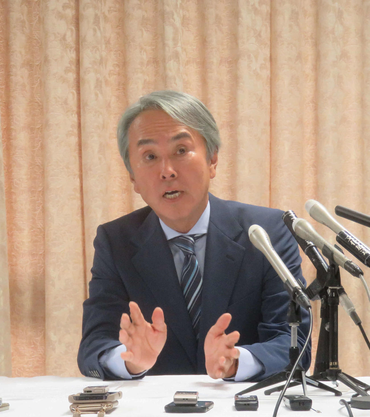 自民党の石原伸晃元幹事長が次期衆院選には立候補せず、2025年の参院選に鞍替え出馬することを表明した（撮影・大上悟）