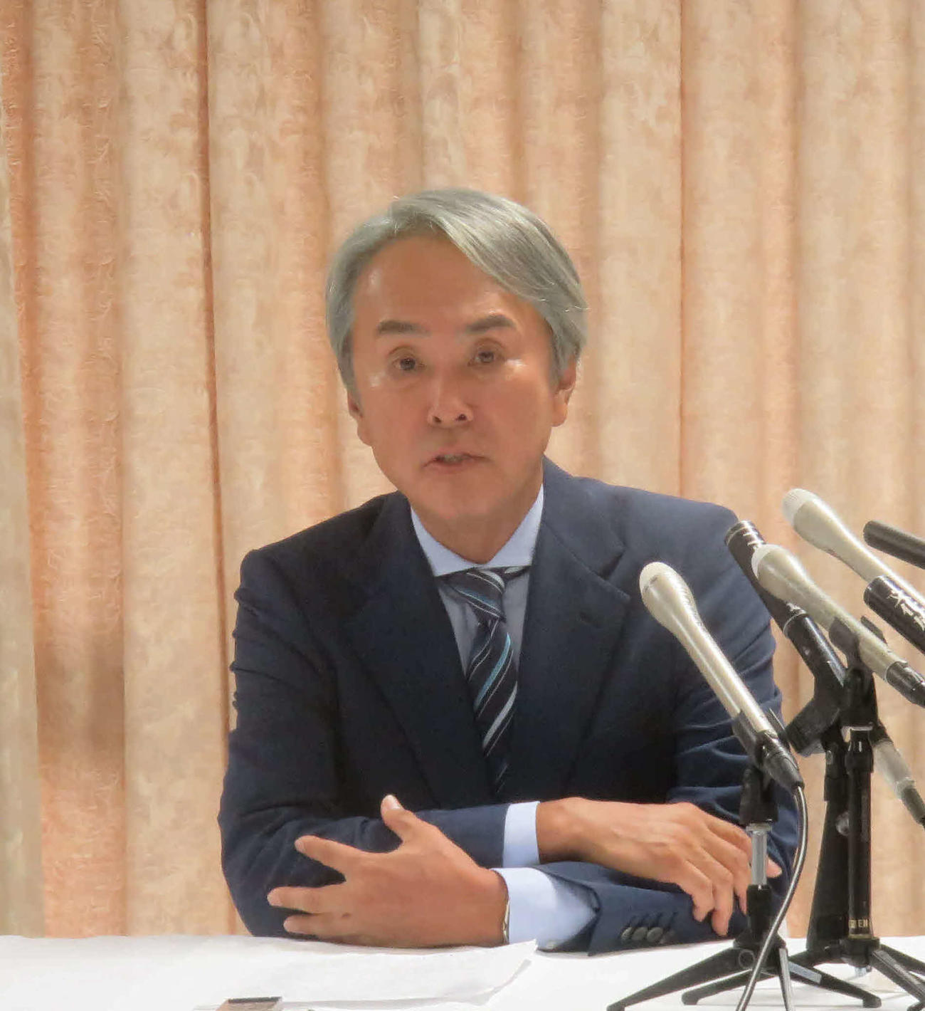 自民党の石原伸晃元幹事長が次期衆院選には立候補せず、2025年の参院選に鞍替え出馬することを表明した（撮影・大上悟）