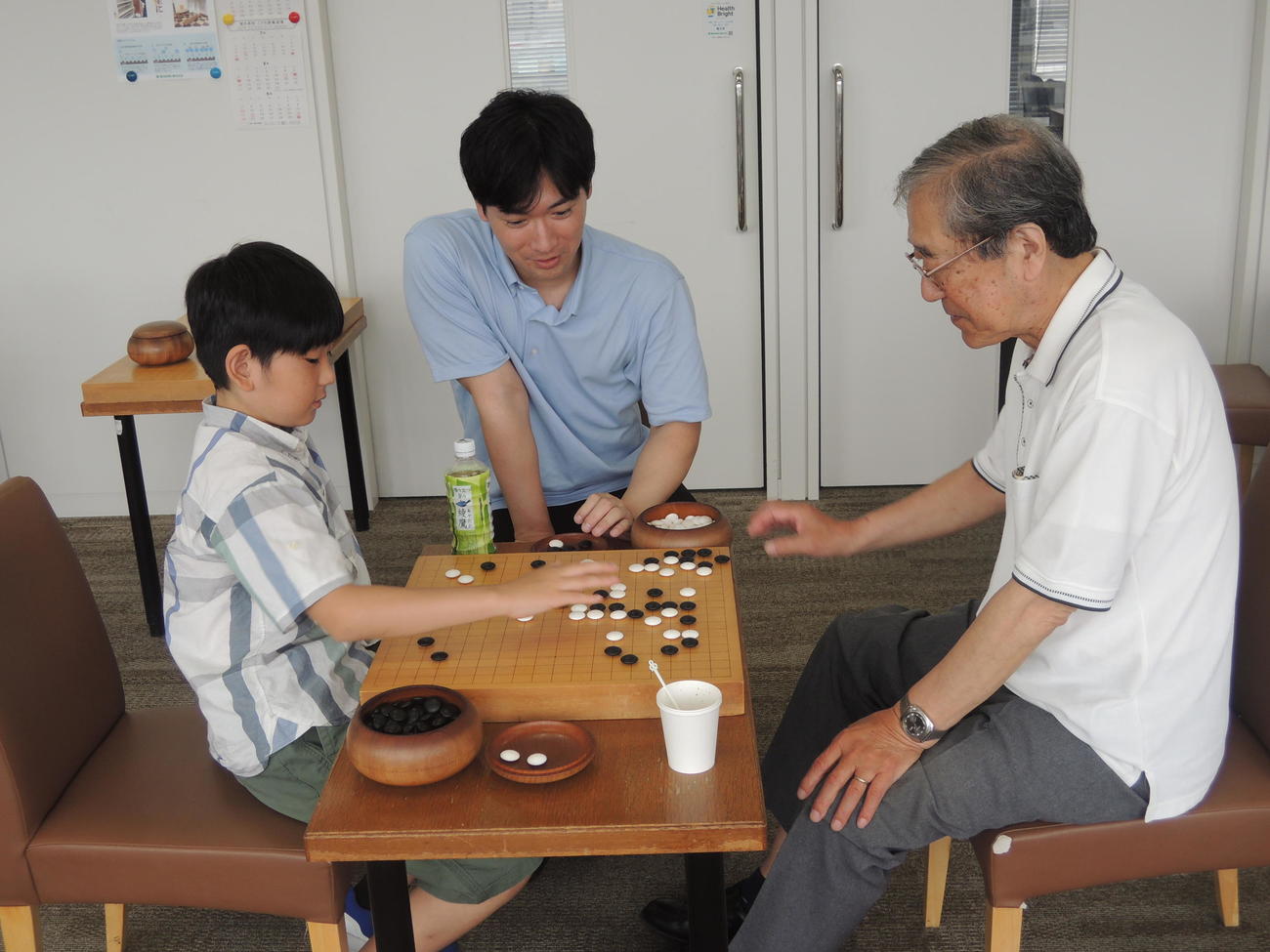 白星を挙げた藤田怜央初段（左）、遠藤隆博九段（関西棋院提供）
