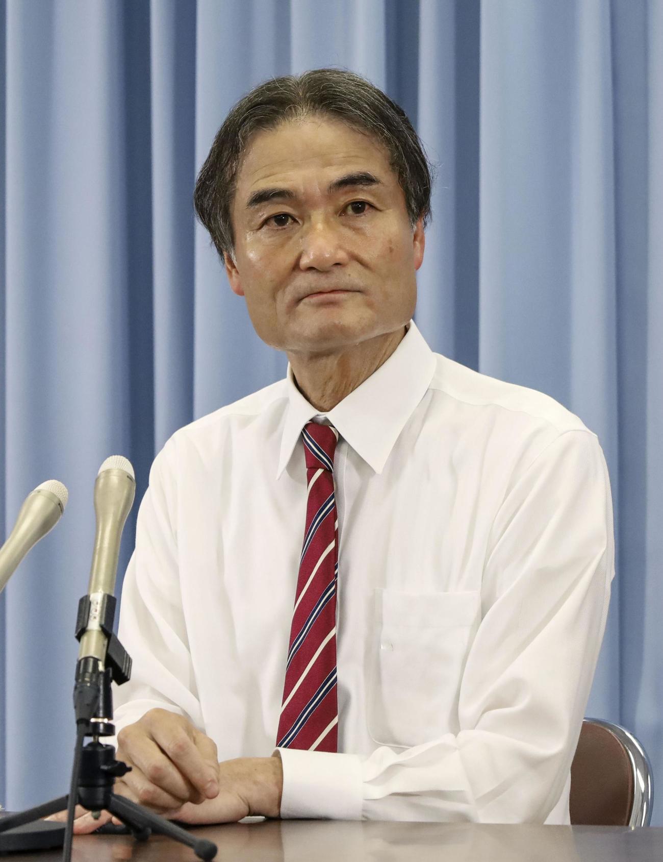 記者会見する徳永久志衆院議員（共同）