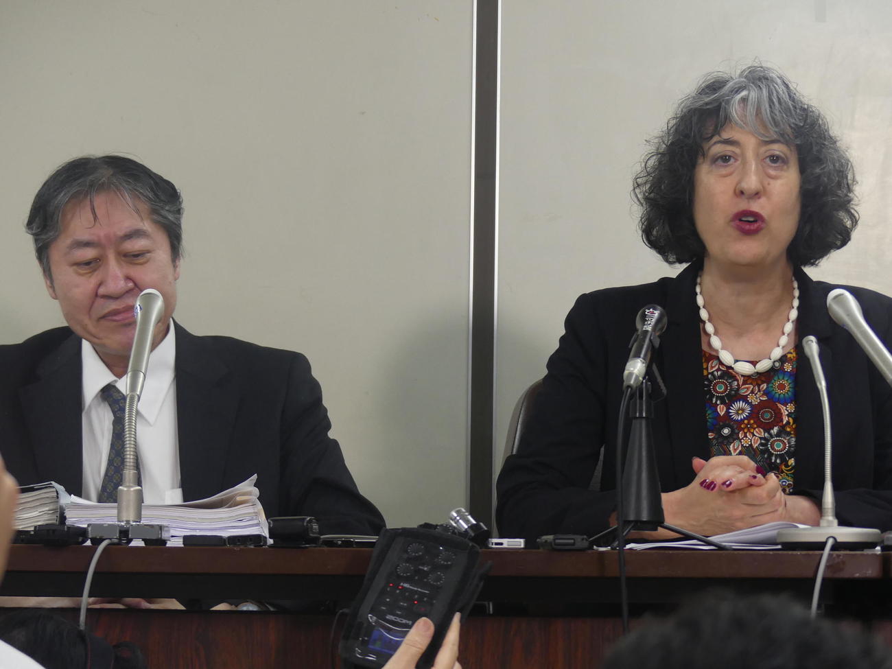 神宮外苑再開発認可取り消し訴訟第1回口頭弁論後、会見する原告団長のロッシェル・カップさん（右）と山下幸夫弁護士（撮影・中山知子）