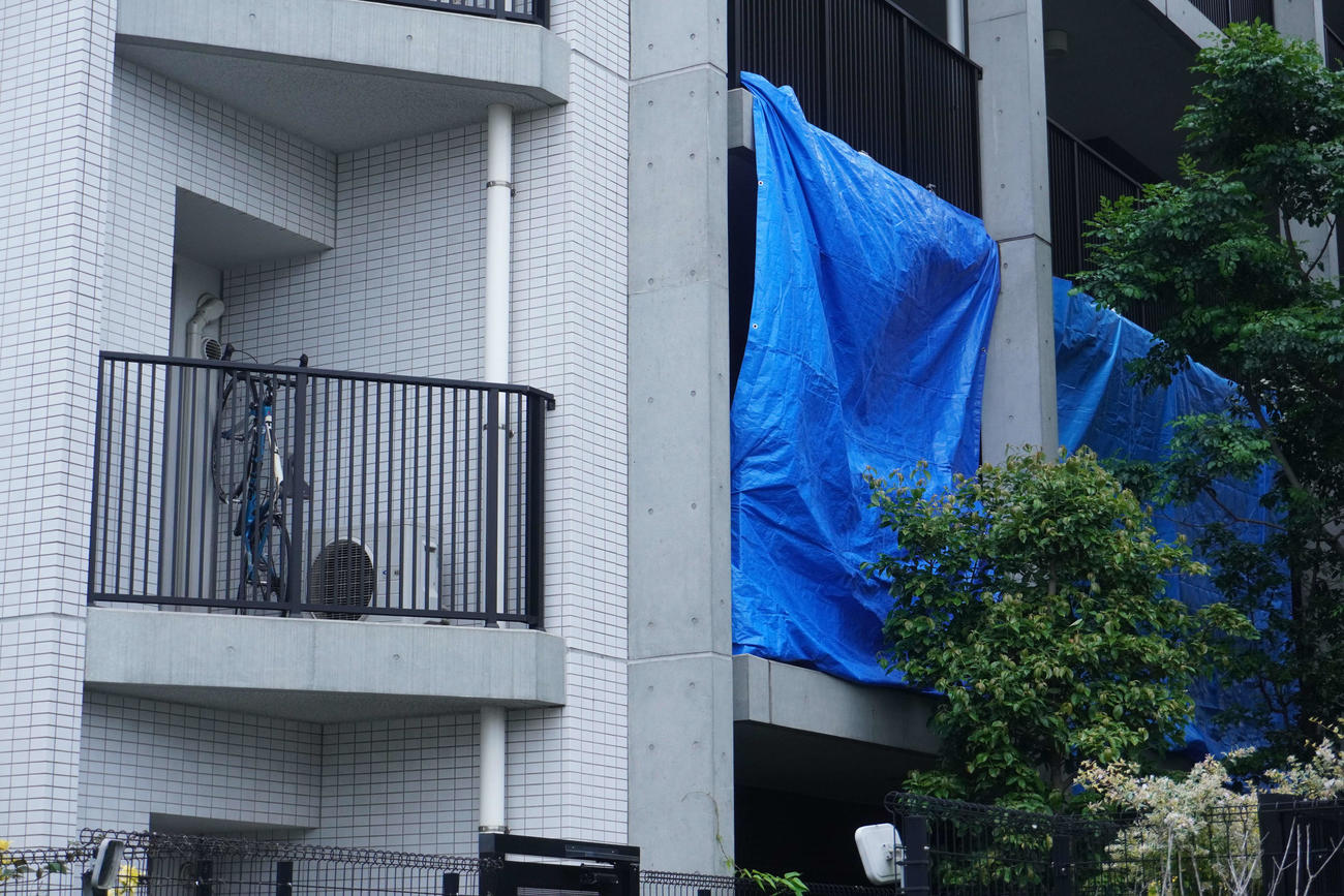 新かほり容疑者と母親の博子さんが住んでいたと見られるマンションの一室にはブルーシートがかけられていた（撮影・沢田直人）