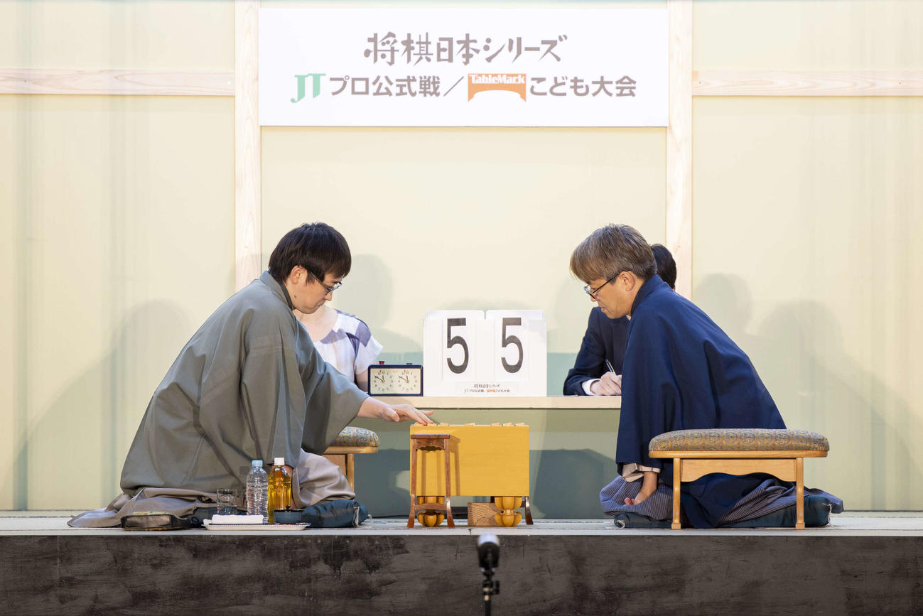 JT杯開幕戦を仙台市での公開対局で行った山崎隆之八段（左）と羽生善治九段（右）