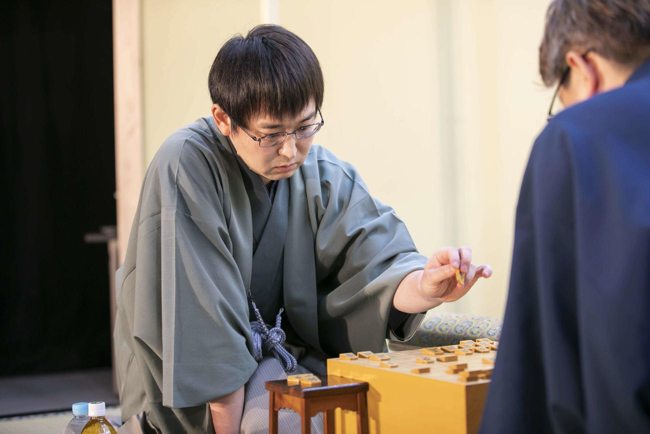 急転直下の逆転勝ちとなった山崎隆之八段