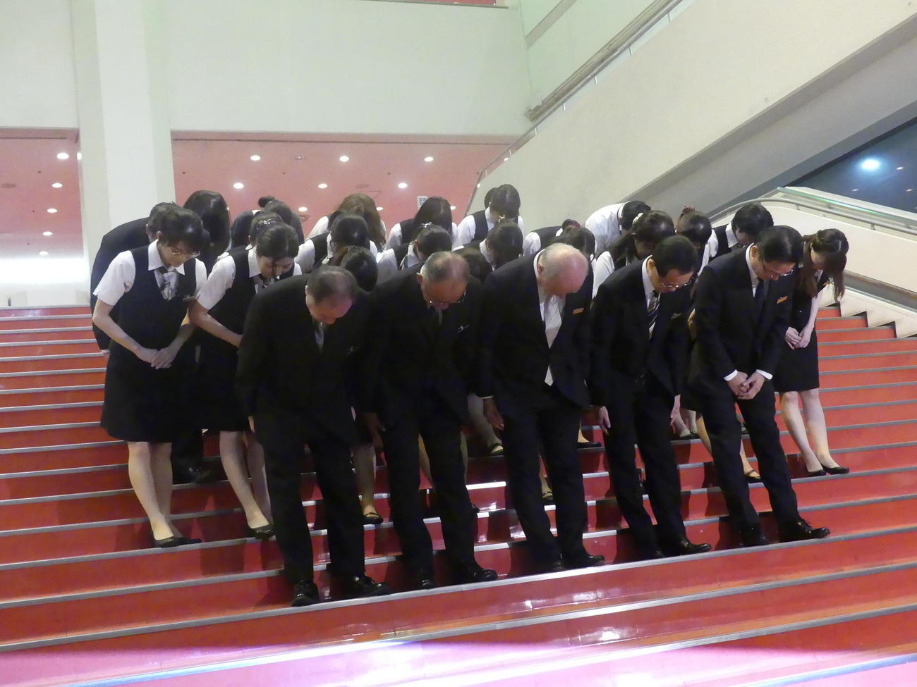 閉館にあたり従業員らがロビーで頭を下げ、中野サンプラザの50年の歴史に幕が下りた（撮影・中山知子）