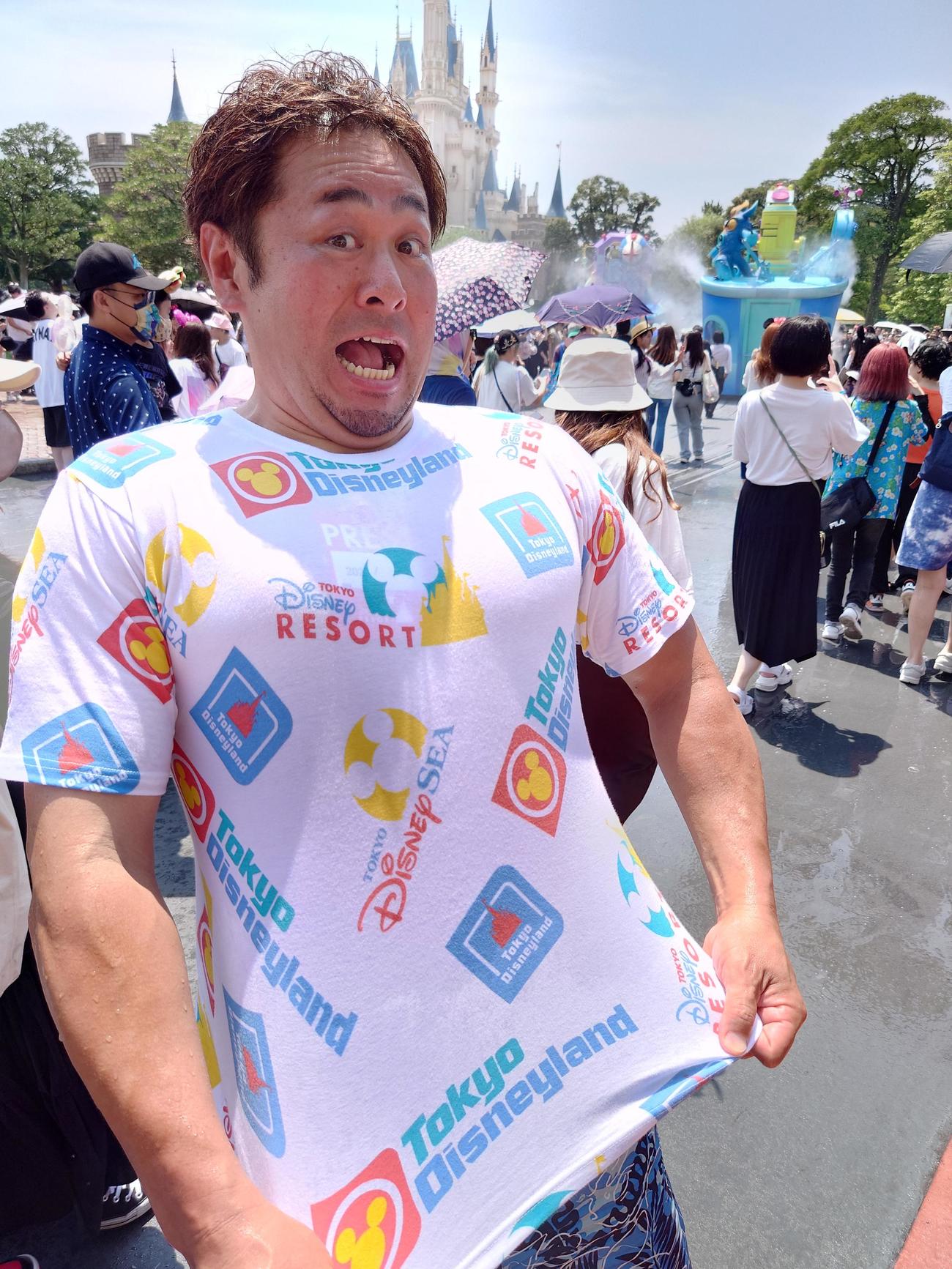 身長188センチ、体重108キロのNORIでもLLサイズの新作Tシャツはたっぷりとして着られちゃう（撮影・寺沢卓）