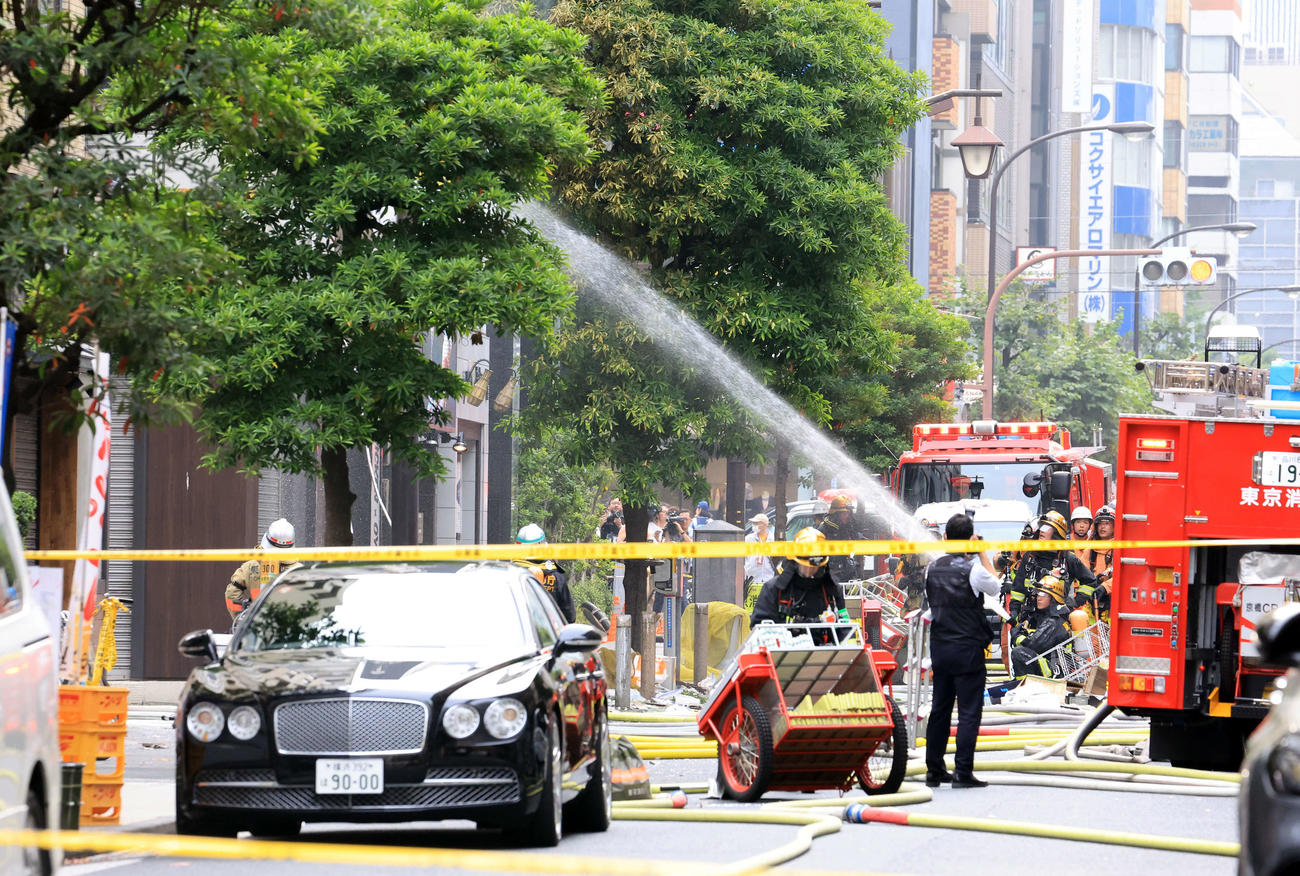 新橋のビル2階の爆発現場では必死の消火活動が行われた（撮影・浅見桂子）
