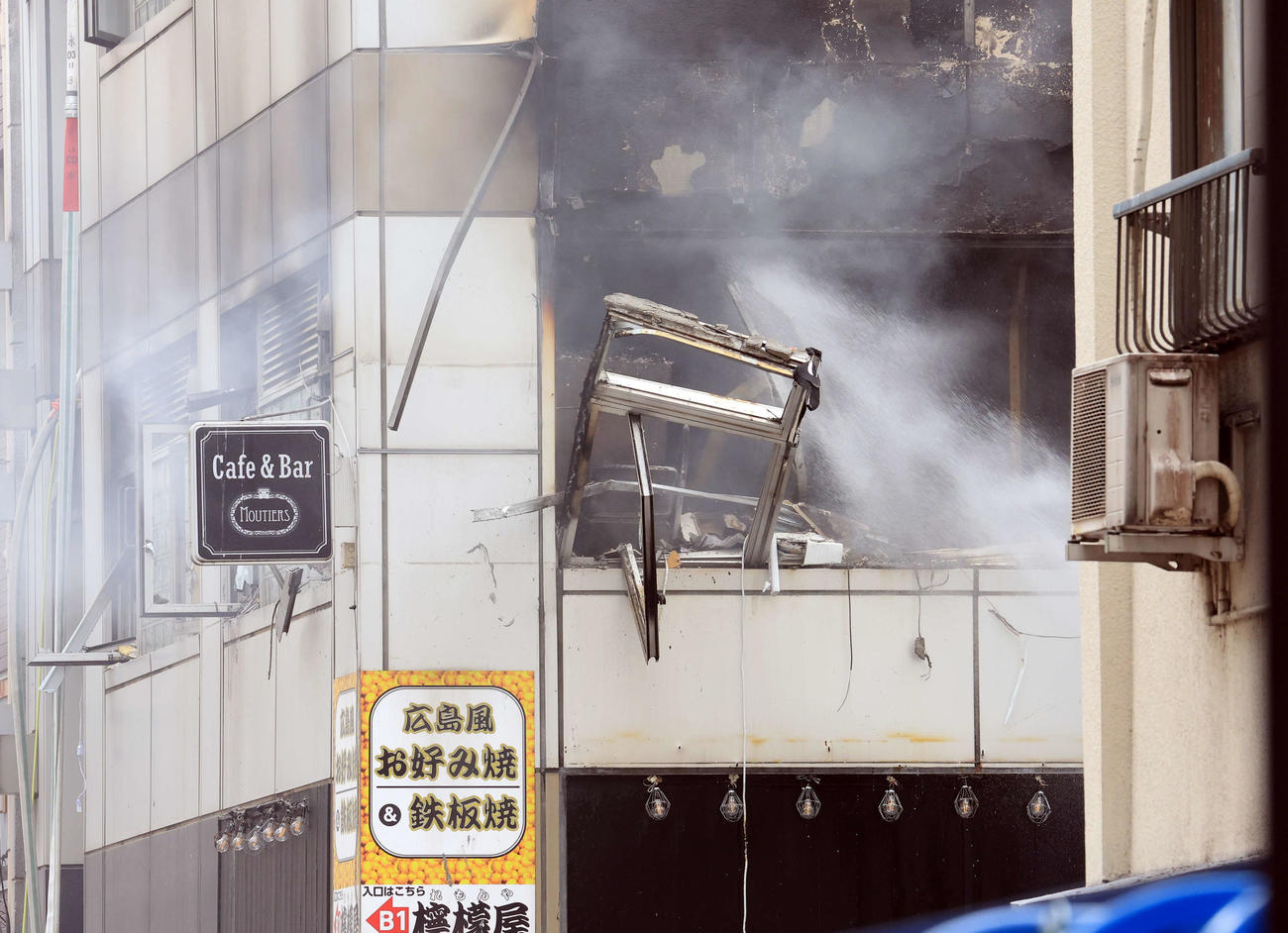 新橋のビル2階の爆発現場はまだ煙が出ていた（撮影・浅見桂子）