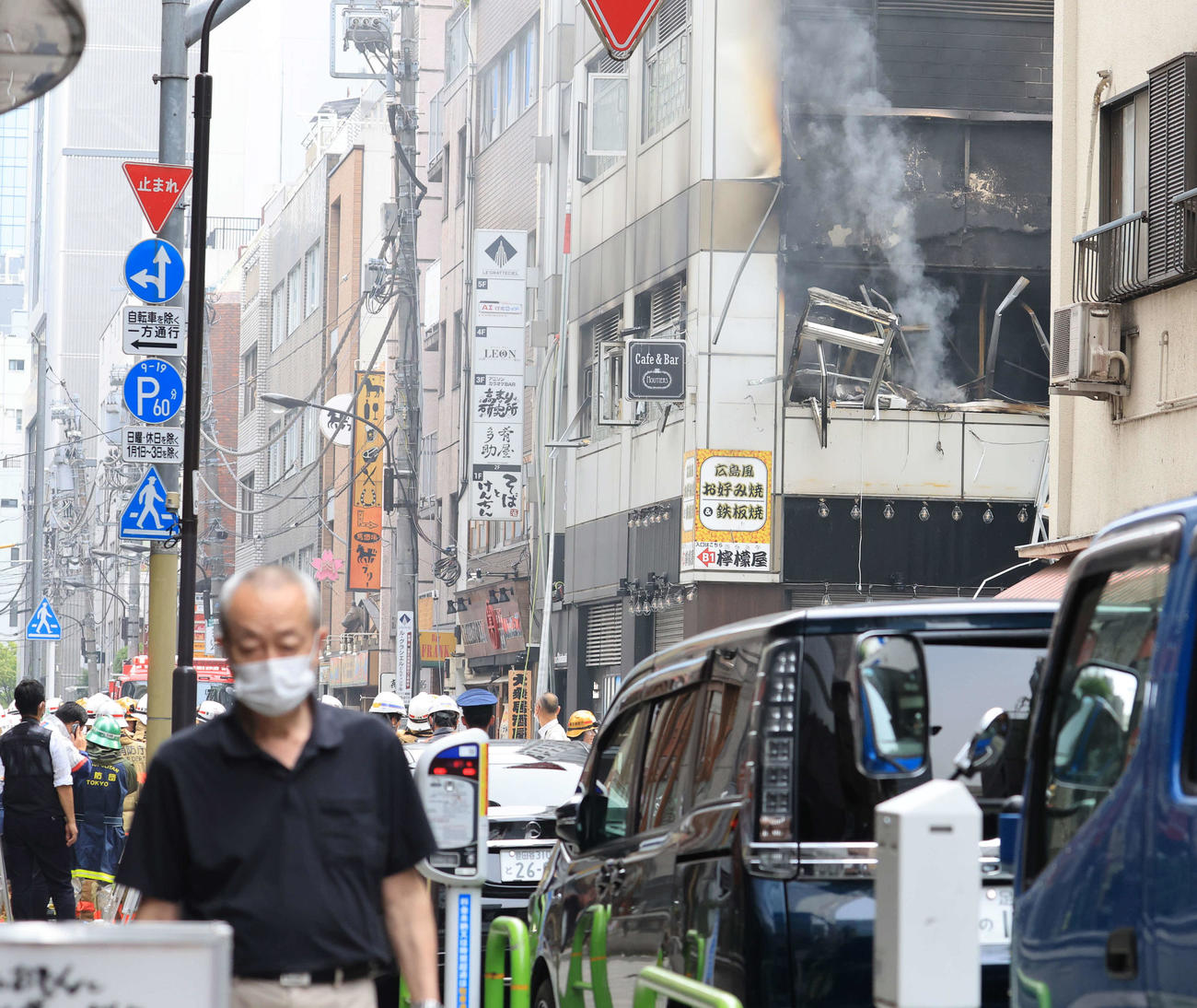 新橋のビル2階の爆発現場はまだ煙が出ていた（撮影・浅見桂子）