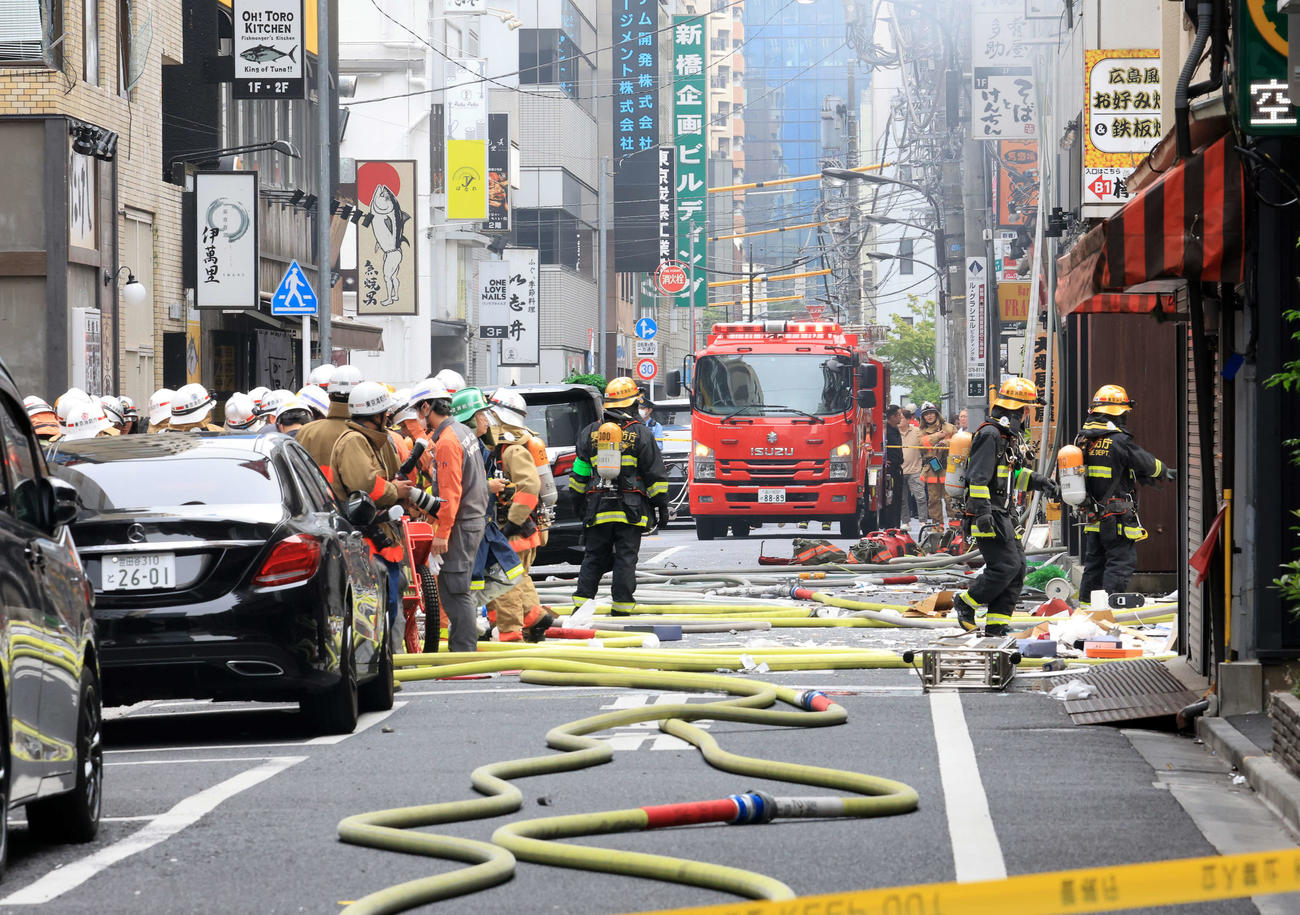 新橋のビル2階の爆発現場付近が騒然とした雰囲気に包まれた（撮影・浅見桂子）