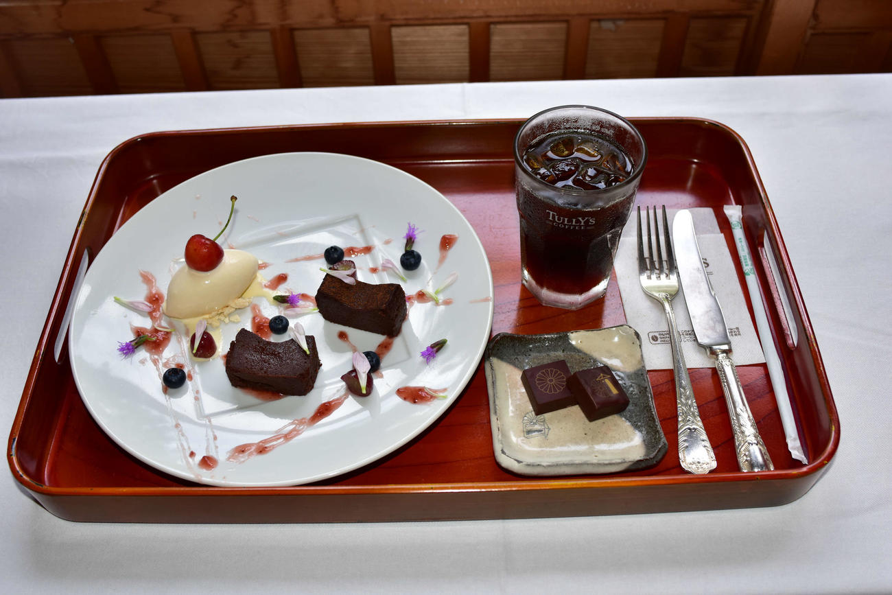 藤井聡太棋聖の午前のおやつは「究極のガトーショコラ、アイスコーヒー、御用邸チョコレート添え」（日本将棋連盟提供）