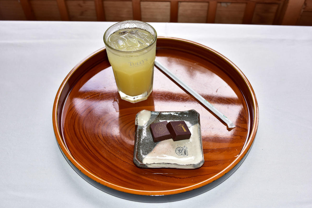 佐々木大地七段の午前のおやつは「りんごジュース、御用邸チョコレート添え」（日本将棋連盟提供）