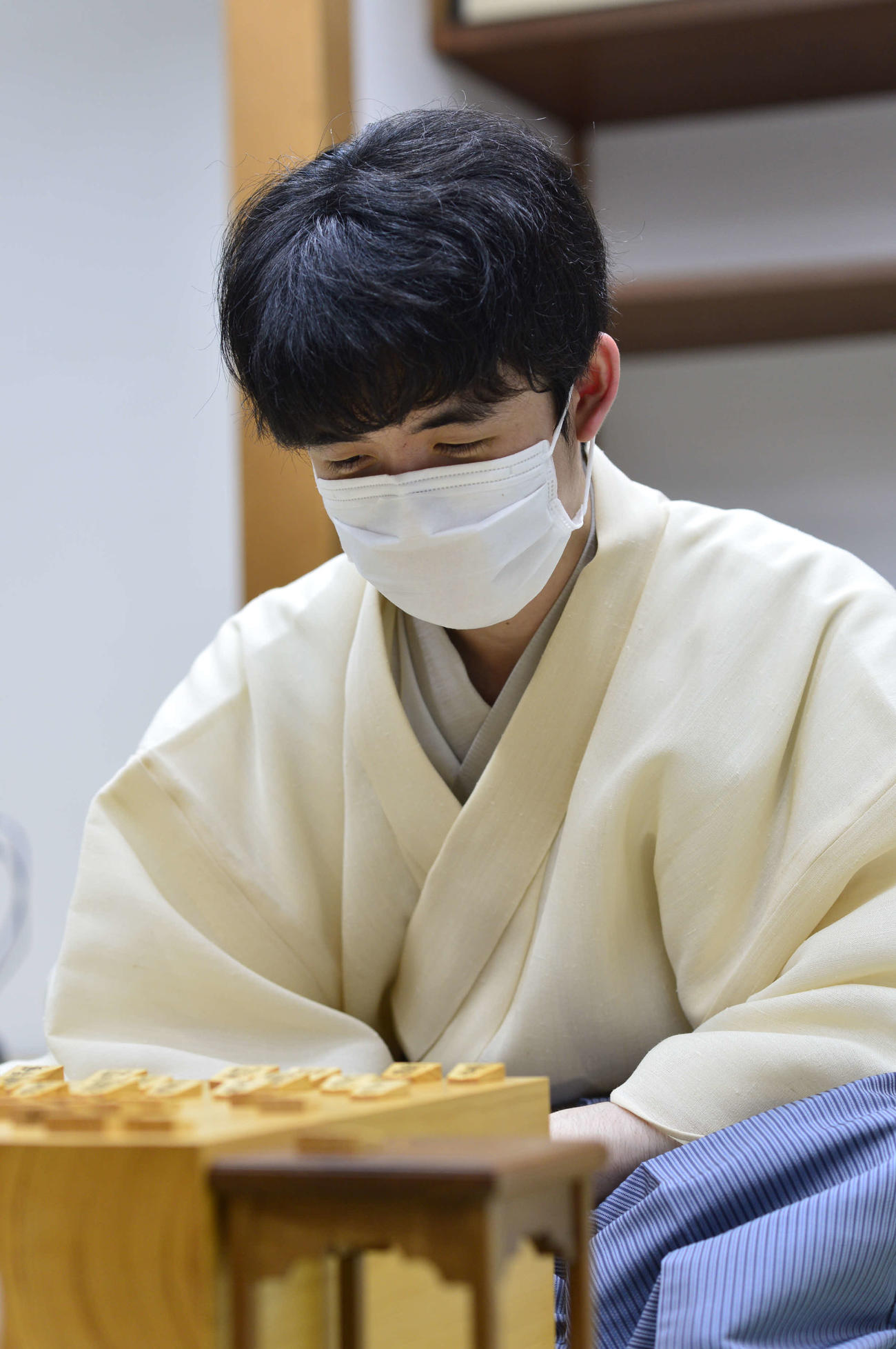 佐々木大地七段を下して棋聖戦4連覇まであと1勝とした藤井聡太棋聖（日本将棋連盟提供）