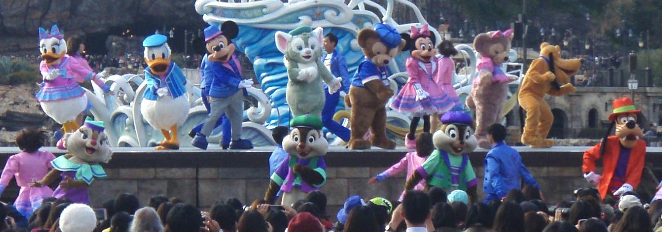 2016年1月11日、TDSのエンターテインメントショー「カムジョイン・ユア・フレンズ」のステージ。ジェラトーニとダッフィーがミッキーとミニーに挟まれて中央にいた