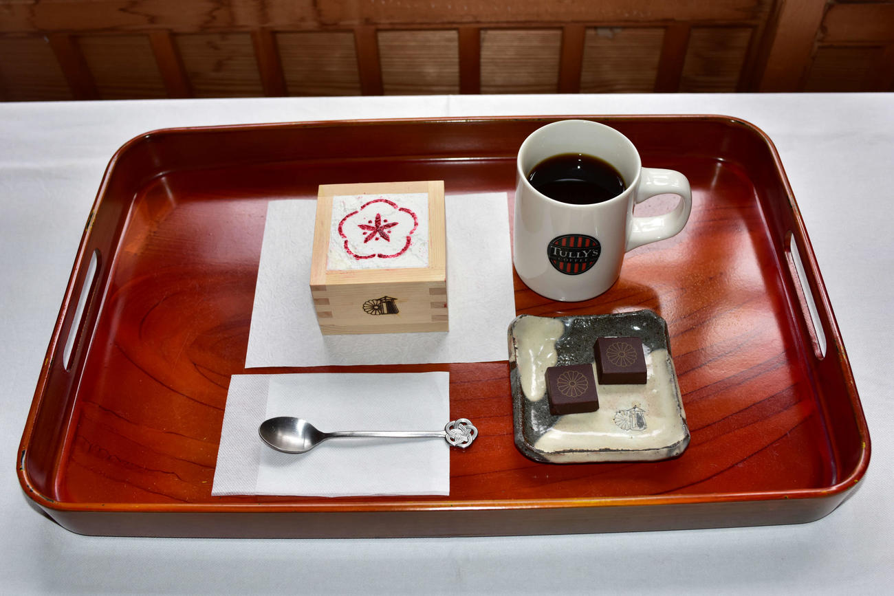 佐々木大地七段の午後のおやつは「抹茶と生クリームのプリン、ホットコーヒー、御用邸チョコレート添え」（日本将棋連盟提供）