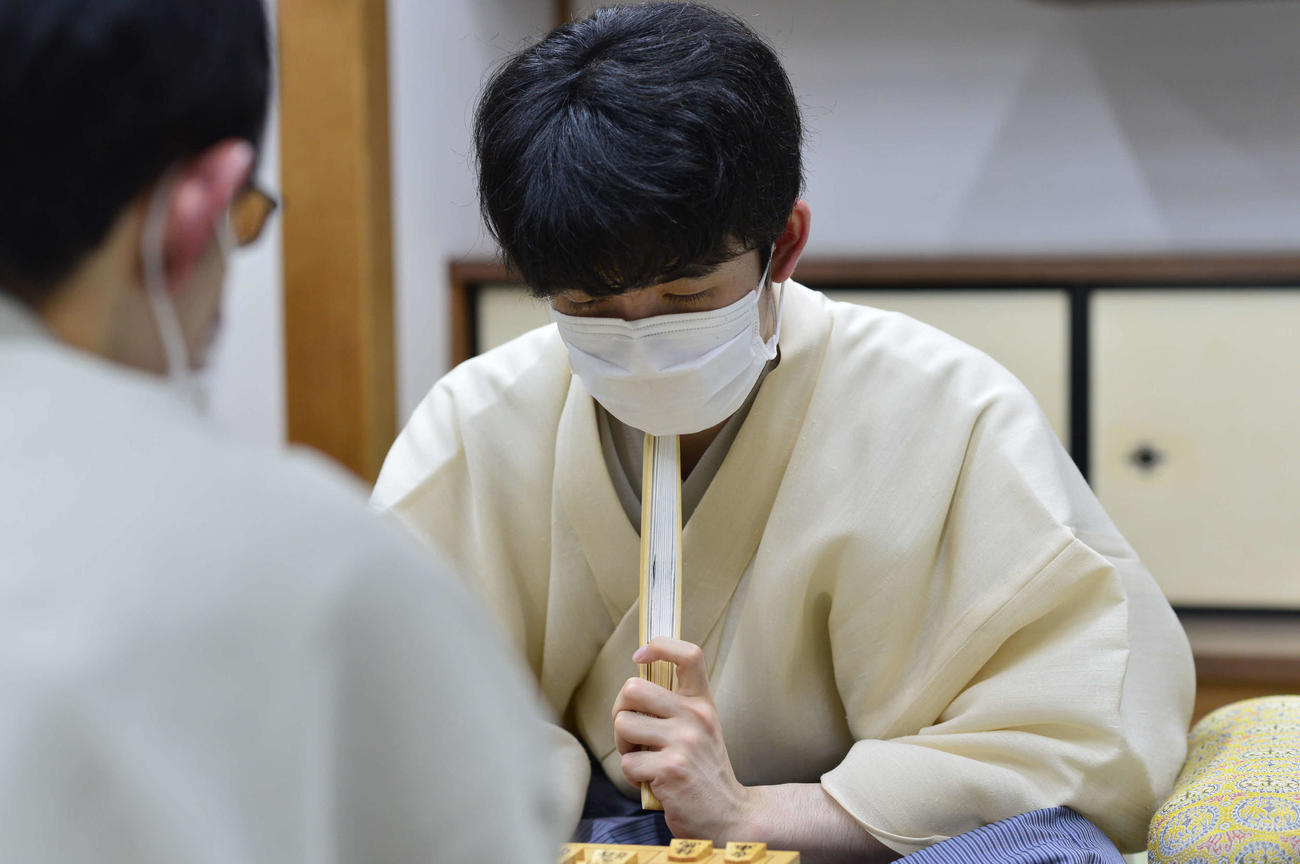 佐々木大地七段を下して棋聖戦4連覇まであと1勝とした藤井聡太棋聖（日本将棋連盟提供）