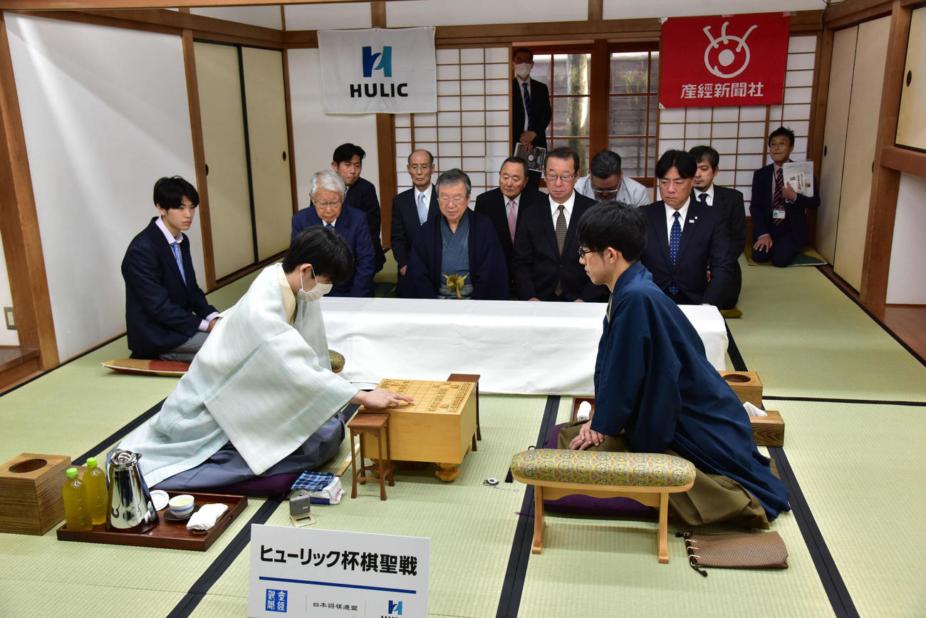 棋聖戦5番勝負第3局は藤井聡太棋聖（左）の先手で対局開始（右は後手の佐々木大地七段）（日本将棋連盟提供）