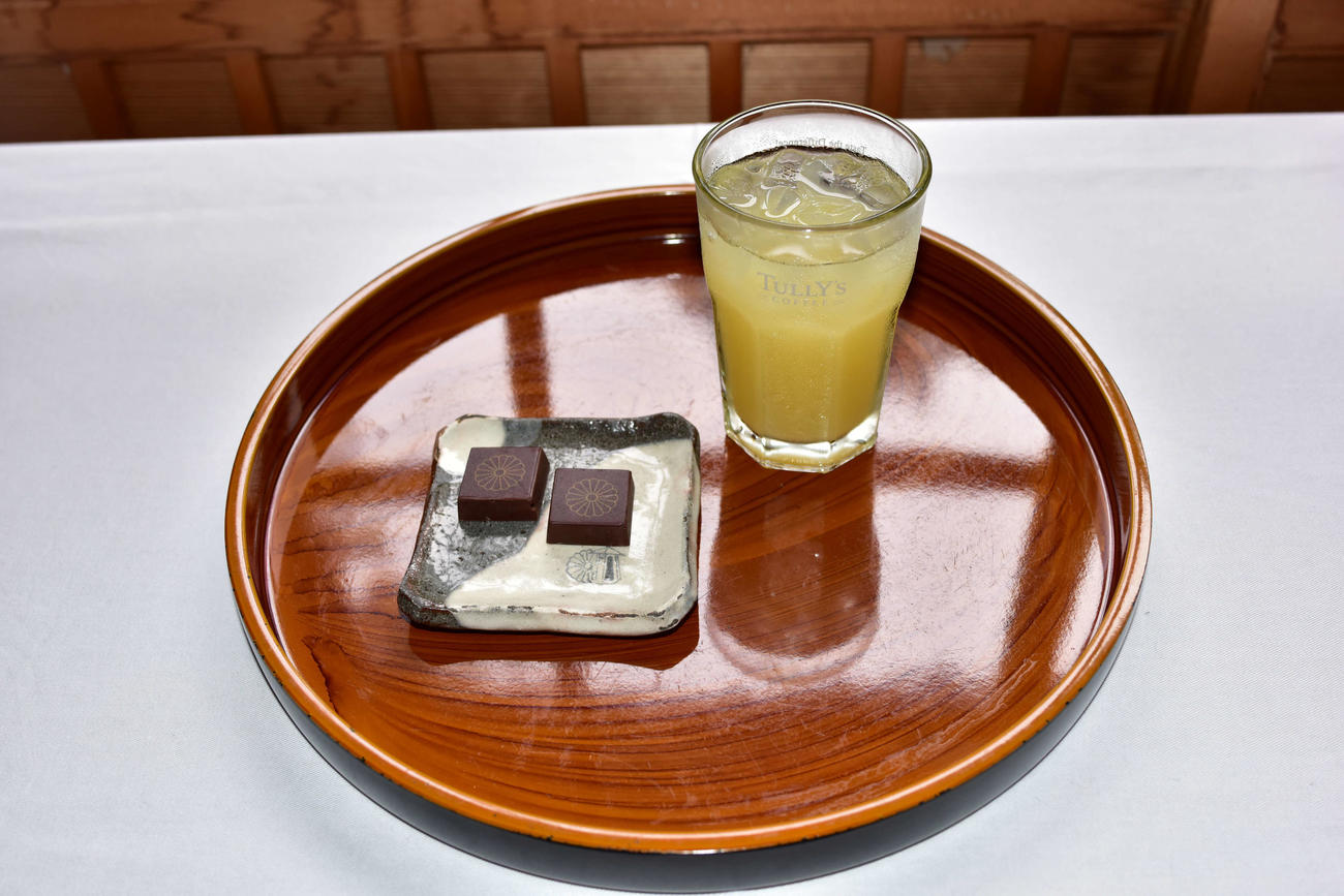 藤井聡太棋聖の午後のおやつは「りんごジュース、御用邸チョコレート添え」（日本将棋連盟提供）