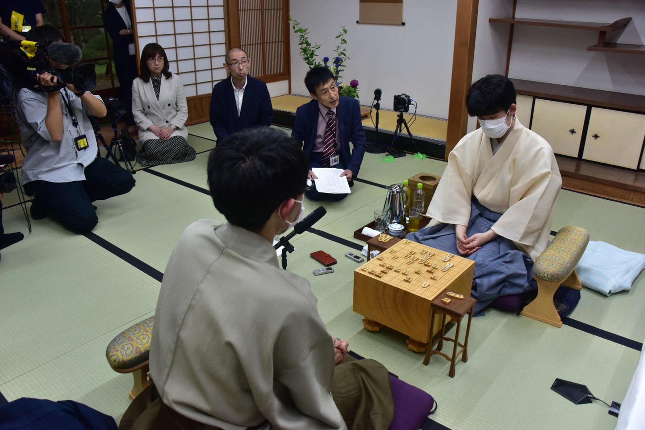 終局後のインタビューを受ける藤井聡太棋聖（日本将棋連盟提供）